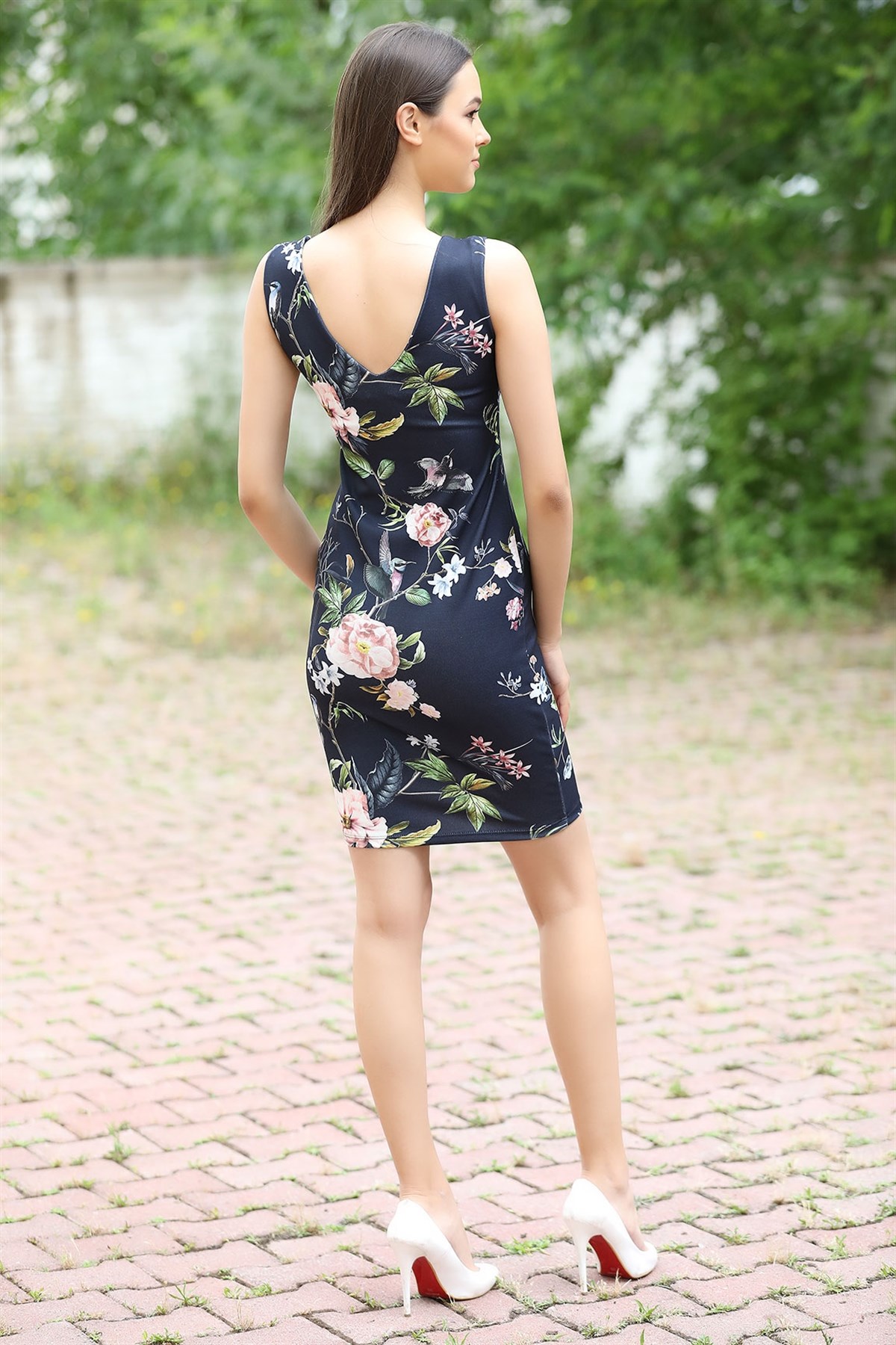 ESNEK KUMAŞ ÇİÇEK DESENLİ V YAKA ASKILI GÜNLÜK SPOR MİNİ ELBİSE ÇİÇEKLİ GÜNLÜK ELBİSE ÇİÇEK DESENLİ YAZLIK ELBİSE FLOWERED MINI DAYDRESS 1006782-TZ