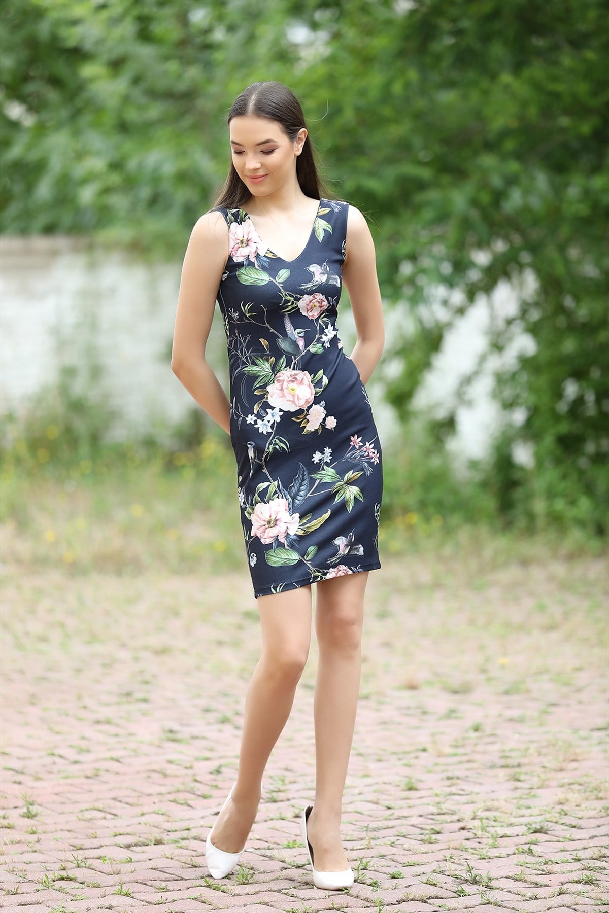 ESNEK KUMAŞ ÇİÇEK DESENLİ V YAKA ASKILI GÜNLÜK SPOR MİNİ ELBİSE ÇİÇEKLİ GÜNLÜK ELBİSE ÇİÇEK DESENLİ YAZLIK ELBİSE FLOWERED MINI DAYDRESS 1006782-TZ
