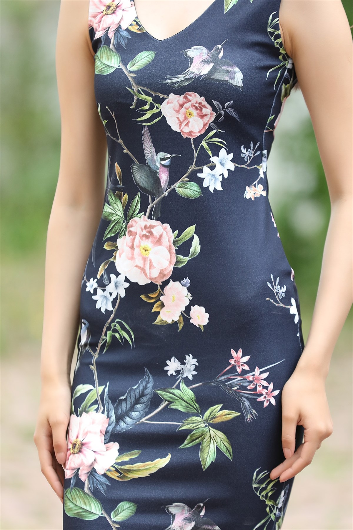 ESNEK KUMAŞ ÇİÇEK DESENLİ V YAKA ASKILI GÜNLÜK SPOR MİNİ ELBİSE ÇİÇEKLİ GÜNLÜK ELBİSE ÇİÇEK DESENLİ YAZLIK ELBİSE FLOWERED MINI DAYDRESS 1006782-TZ
