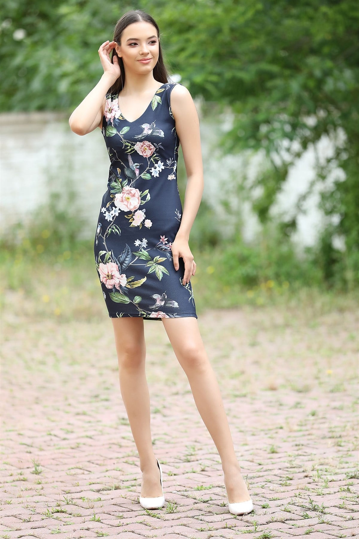 ESNEK KUMAŞ ÇİÇEK DESENLİ V YAKA ASKILI GÜNLÜK SPOR MİNİ ELBİSE ÇİÇEKLİ GÜNLÜK ELBİSE ÇİÇEK DESENLİ YAZLIK ELBİSE FLOWERED MINI DAYDRESS 1006782-TZ