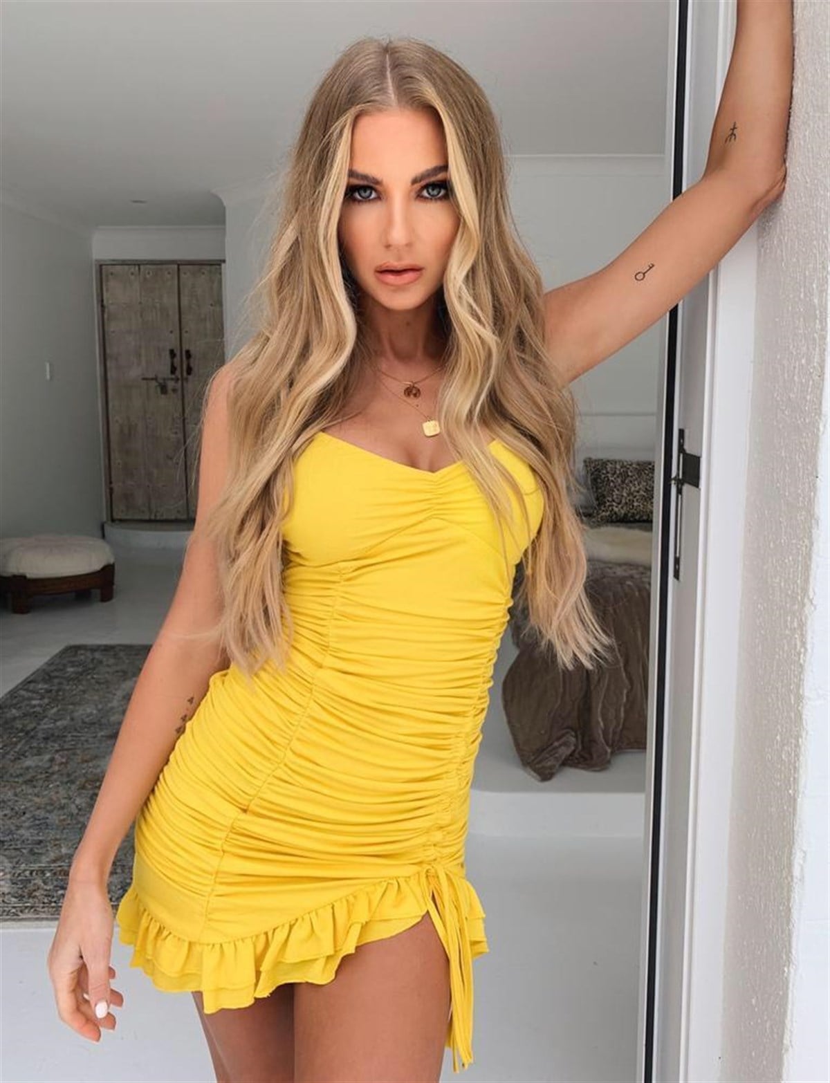 ESNEK KUMAŞ ETEĞİ FIRFIRLI BAĞCIK DETAYLI ASKILI SARI MİNİ ELBİSE GÖĞÜS DEKOLTELİ SARI YAZLIK ELBİSE YELLOW MINI DRESS LP-263-2