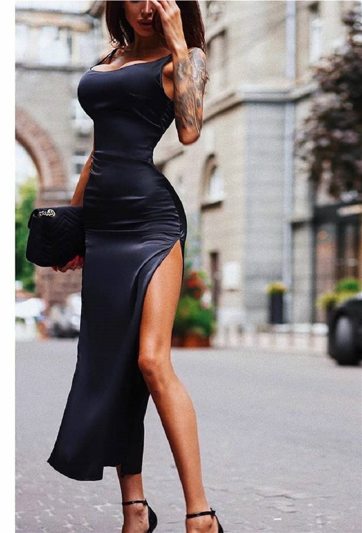ESNEK KUMAŞ GÖĞÜS DEKOLTELİ YIRTMAÇ DETAYLI SİYAH GECE ELBİSESİ BLACK DRESS DNM-561-SİYAH