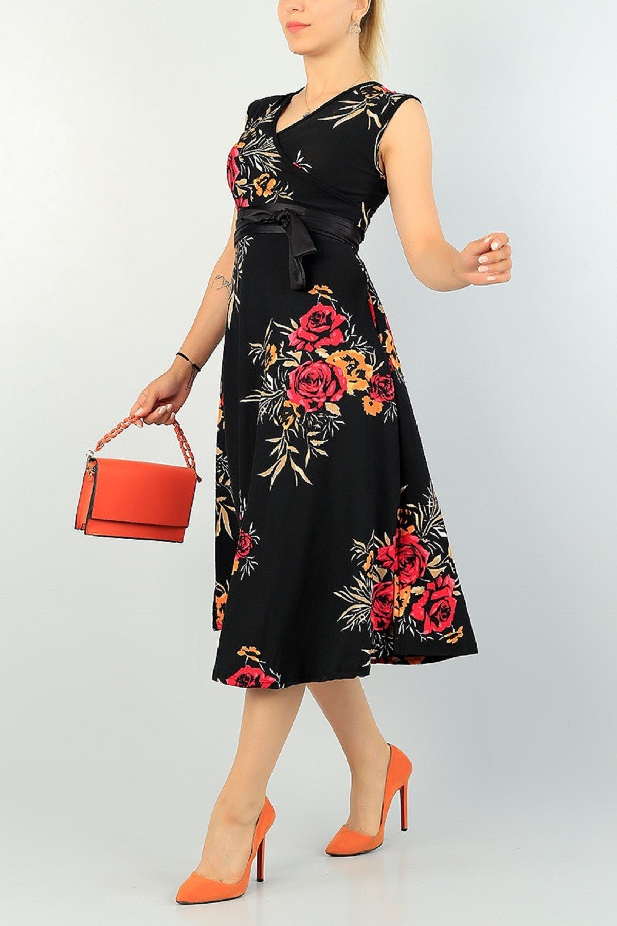 ESNEK KUMAŞ KRUVAZE YAKA DİJİTAL BASKILI KISA KOLLU MİDİ BOY GÜNLÜK ELBİSE VE KEMER FLOWER PRINT DAY DRESS AND BELT SET VTN-71724