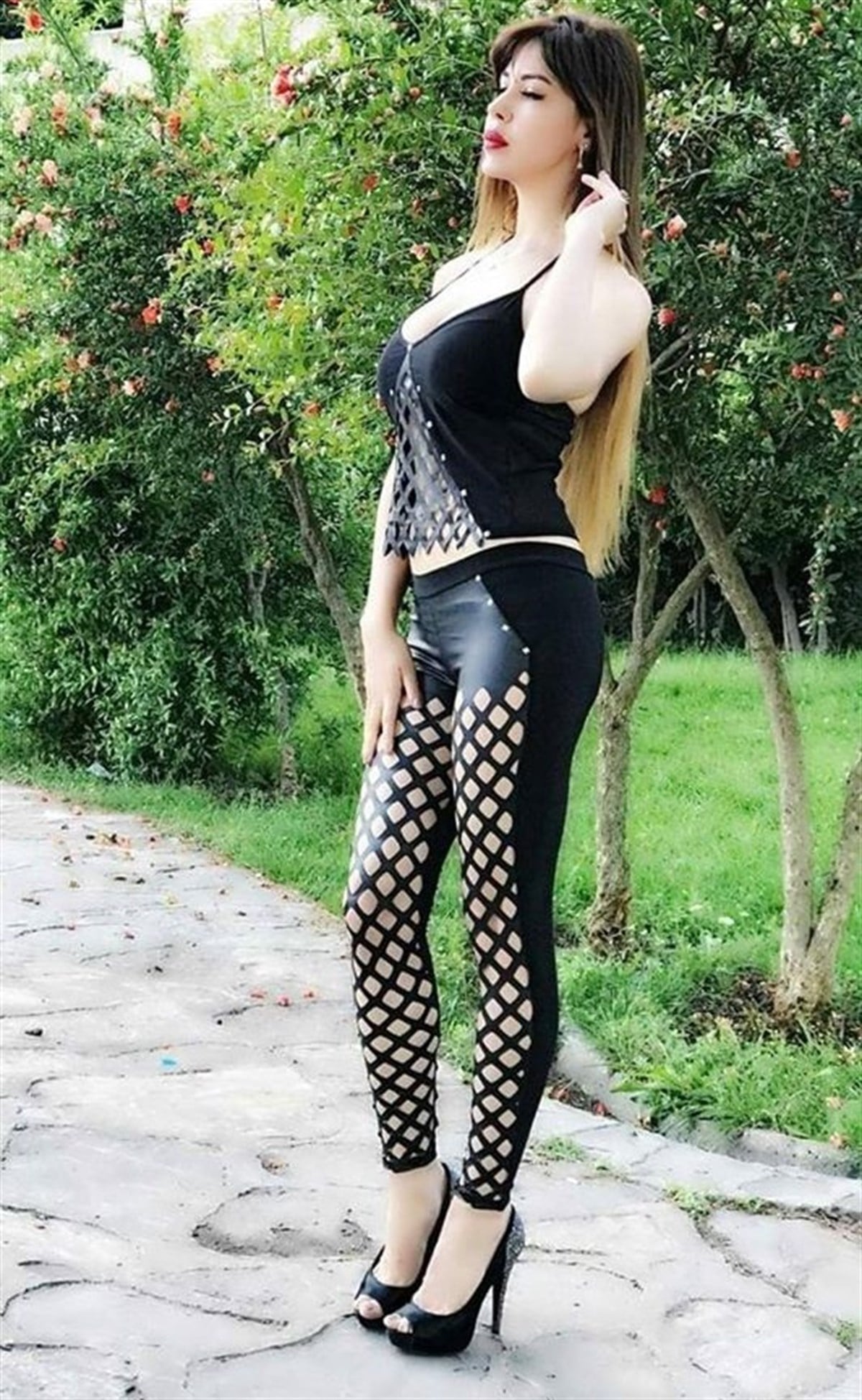 ESNEK KUMAŞ LAZER KESİM DETAYLI GÖĞÜS DEKOLTELİ BÜSTİYER VE TAYT TAKIM SEKSİ BÜSTİYER VE TAYT TAKIM SEXY TOP AND LEGGING SET BLACK CLUBWEAR KY-106