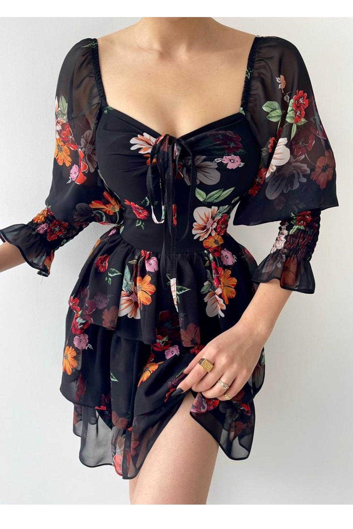 ETEĞİ KAT DETAYLI GÖĞÜS DEKOLTELİ UZUN KOLLU ÇİÇEKLİ SİYAH MİNİ ELBİSE FLOWER PRINT BLACK MINI DRESS ETC-104-ÇİÇEKLİ