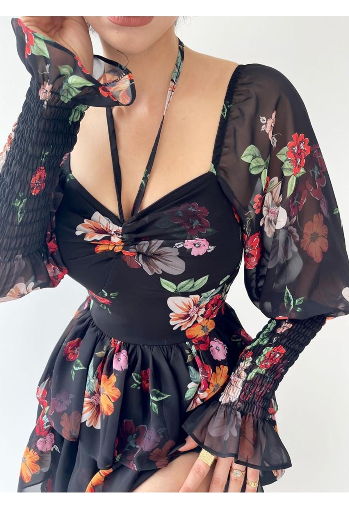 ETEĞİ KAT DETAYLI GÖĞÜS DEKOLTELİ UZUN KOLLU ÇİÇEKLİ SİYAH MİNİ ELBİSE FLOWER PRINT BLACK MINI DRESS ETC-104-ÇİÇEKLİ