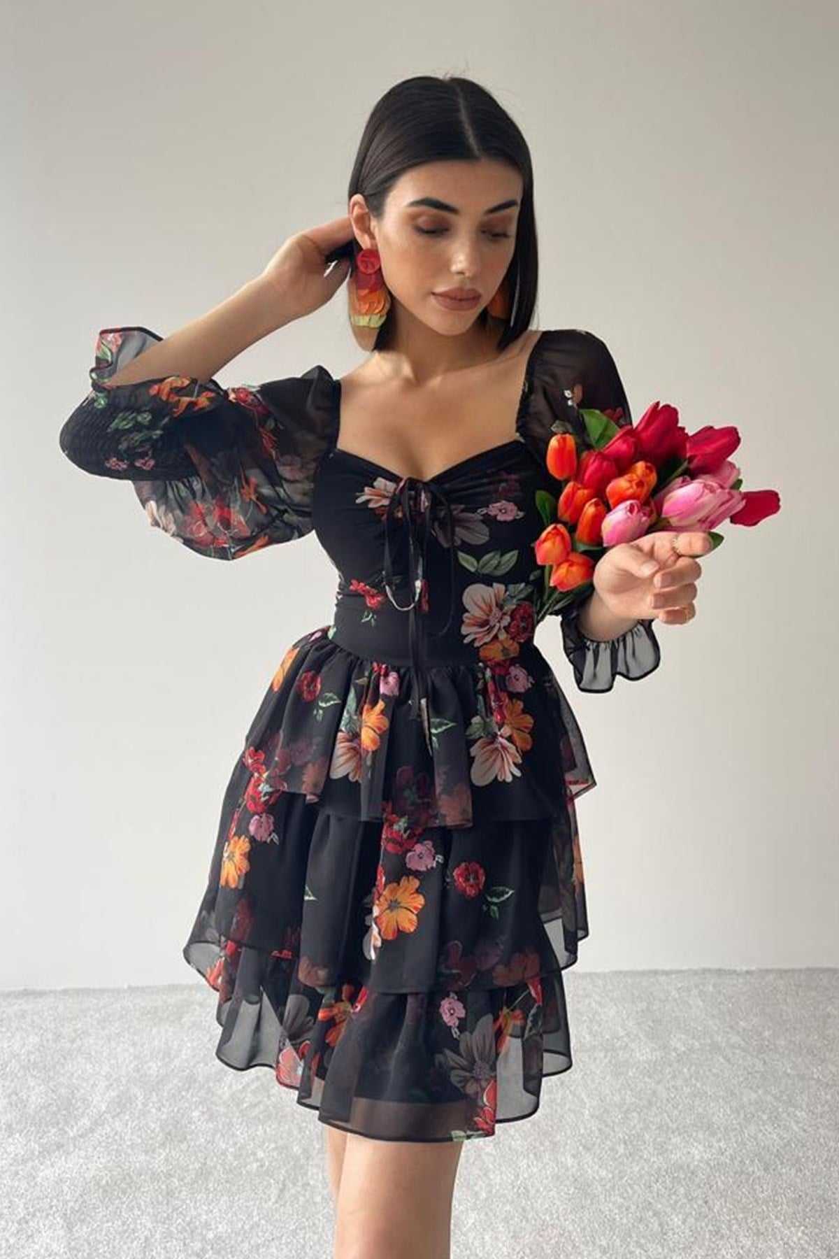 ETEĞİ KAT DETAYLI GÖĞÜS DEKOLTELİ UZUN KOLLU ÇİÇEKLİ SİYAH MİNİ ELBİSE FLOWER PRINT BLACK MINI DRESS ETC-104-ÇİÇEKLİ