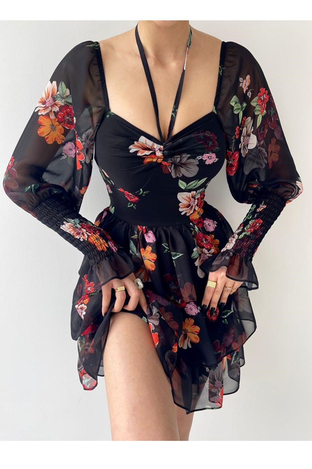 ETEĞİ KAT DETAYLI GÖĞÜS DEKOLTELİ UZUN KOLLU ÇİÇEKLİ SİYAH MİNİ ELBİSE FLOWER PRINT BLACK MINI DRESS ETC-104-ÇİÇEKLİ
