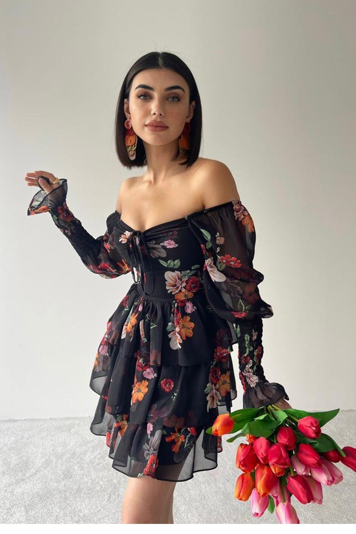 ETEĞİ KAT DETAYLI GÖĞÜS DEKOLTELİ UZUN KOLLU ÇİÇEKLİ SİYAH MİNİ ELBİSE FLOWER PRINT BLACK MINI DRESS ETC-104-ÇİÇEKLİ