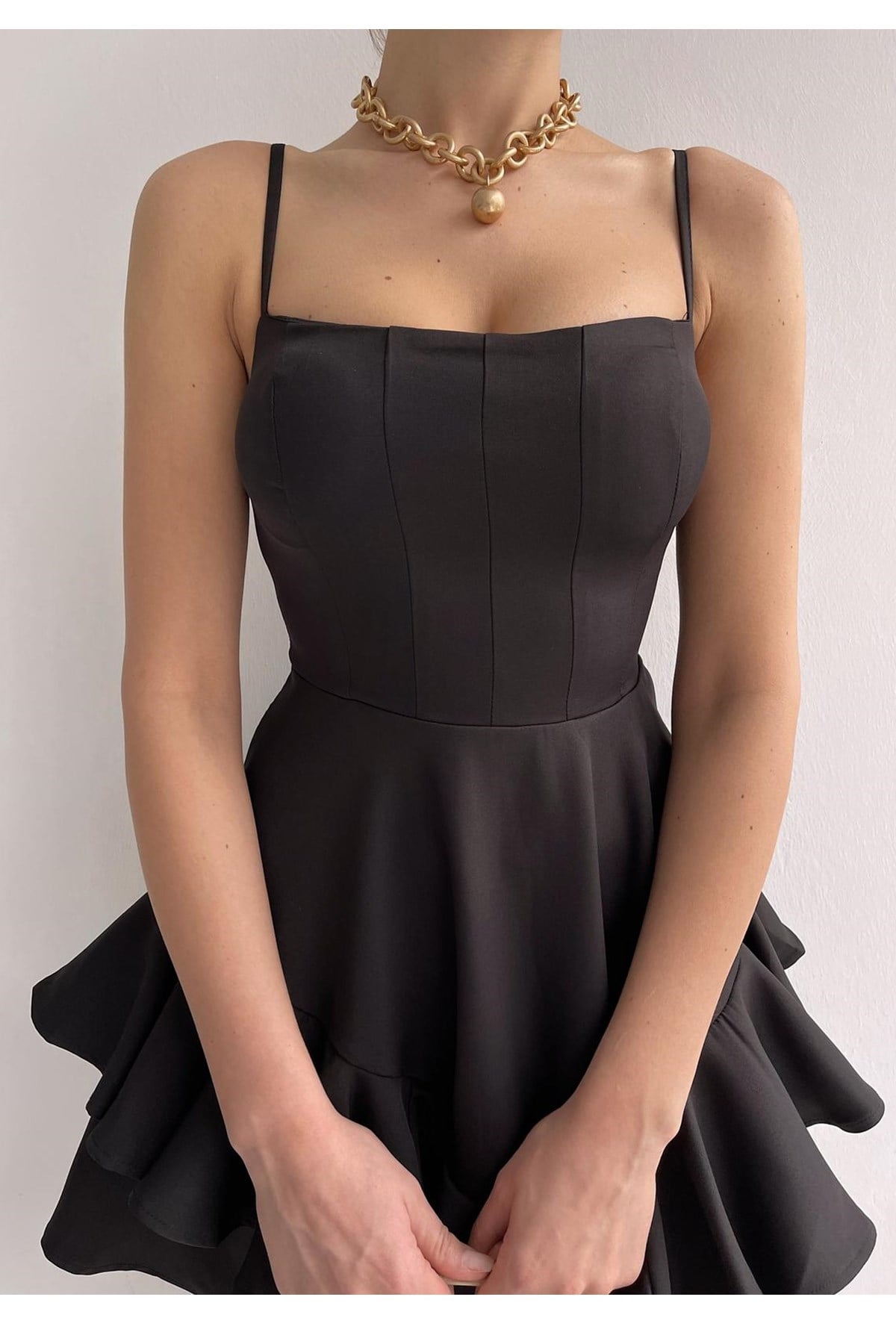 ETEĞİ VOLANLI İNCE ASKILI SİYAH MİNİ ELBİSE BLACK MINI DRESS MSCX-102-SİYAH