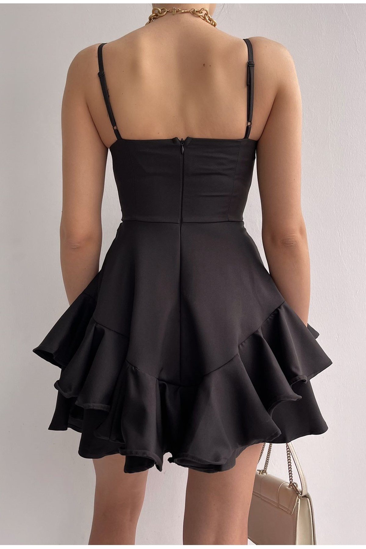 ETEĞİ VOLANLI İNCE ASKILI SİYAH MİNİ ELBİSE BLACK MINI DRESS MSCX-102-SİYAH