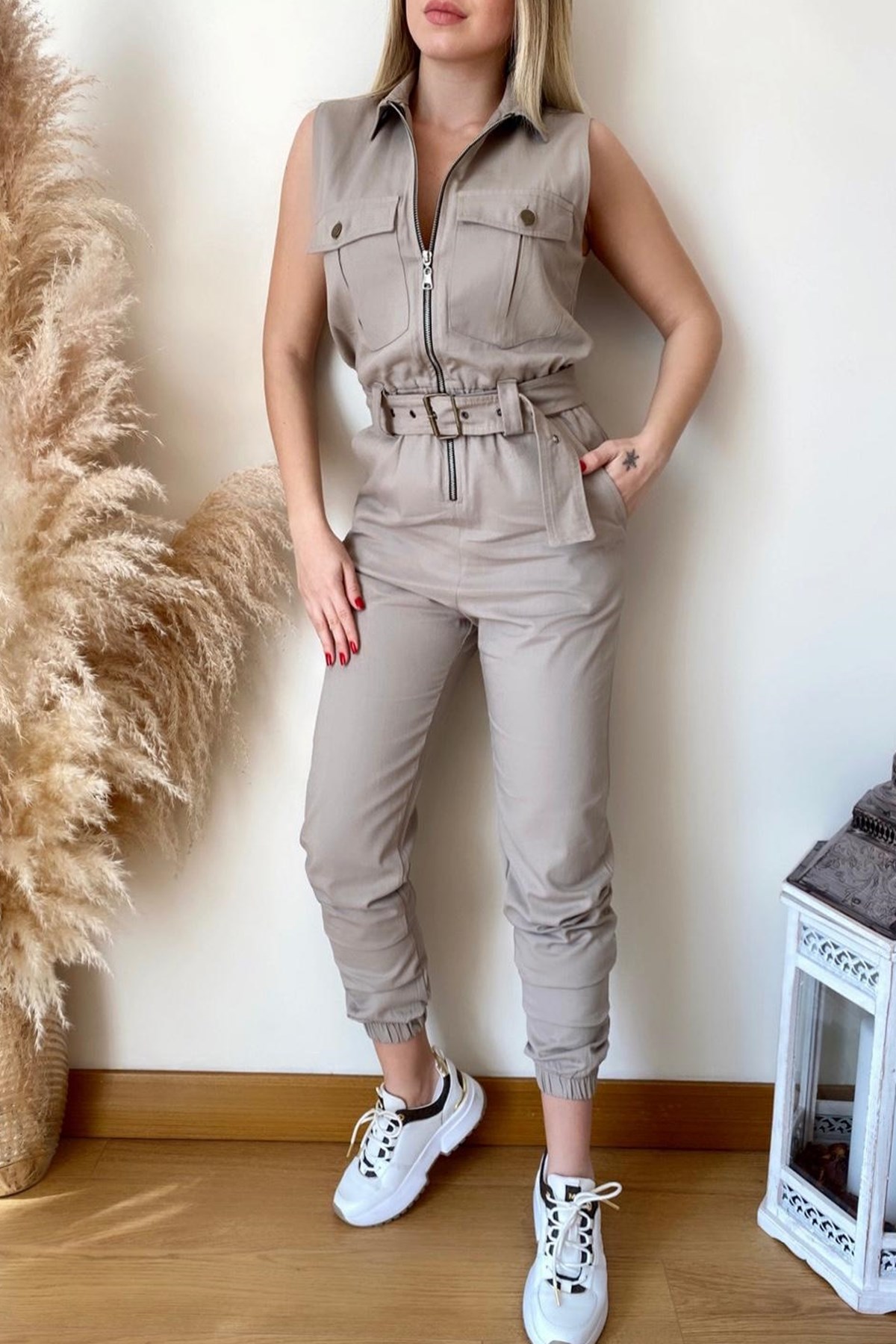GABARDİN KUMAŞ KEMER DETAYLI TAŞ RENGİ KOLSUZ TULUM BODYSUIT GD-024-TAŞ