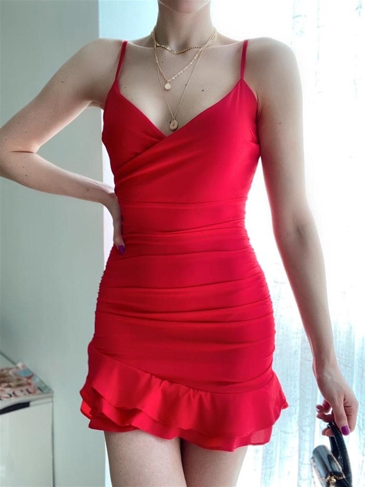 GÖĞÜS DEKOLTELİ KRUVAZE YAKA İNCE ASKILI ETEK UCU KAT DETAYLI KIRMIZI MİNİ ELBİSE RED MINI DRESS SD-005-KIRMIZI