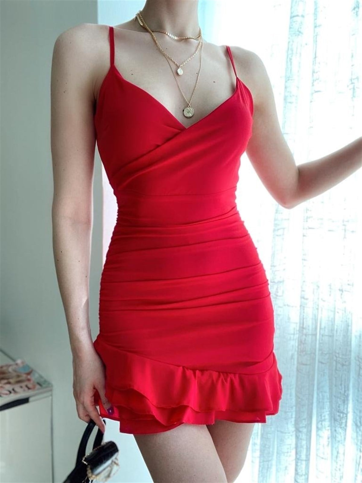GÖĞÜS DEKOLTELİ KRUVAZE YAKA İNCE ASKILI ETEK UCU KAT DETAYLI KIRMIZI MİNİ ELBİSE RED MINI DRESS SD-005-KIRMIZI