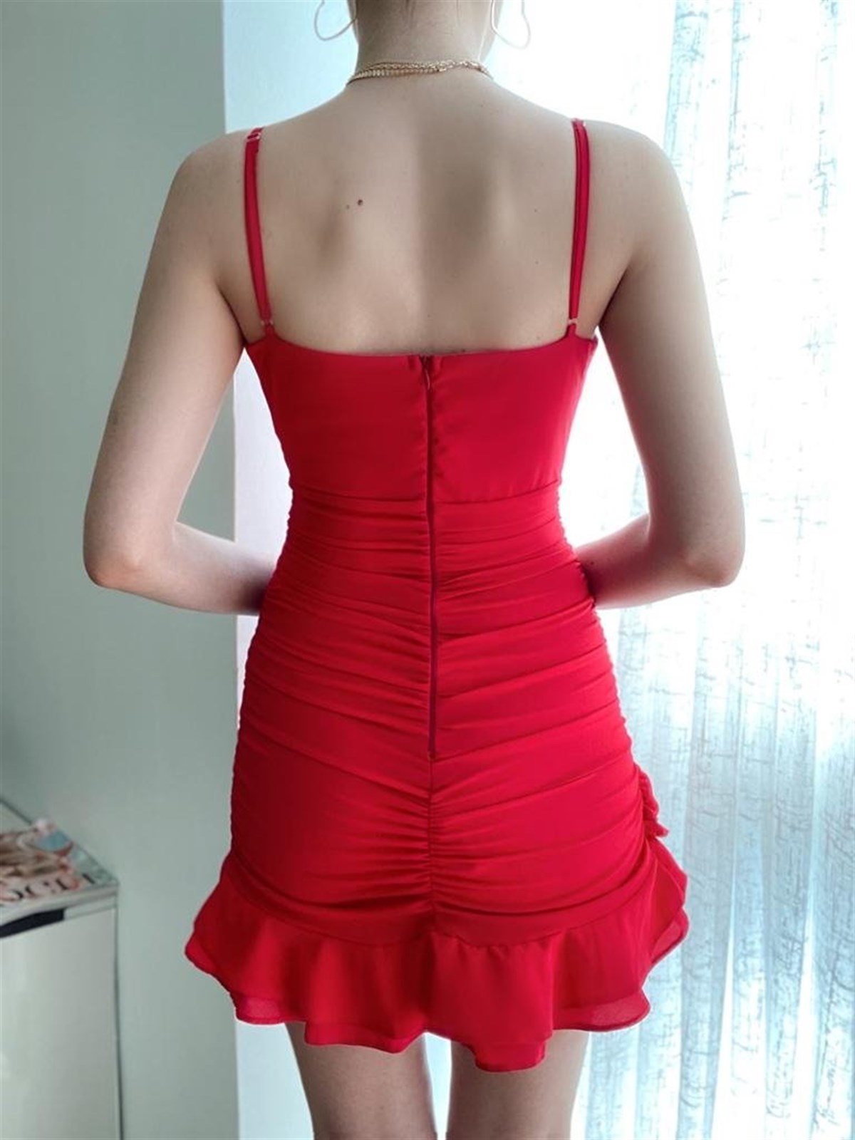 GÖĞÜS DEKOLTELİ KRUVAZE YAKA İNCE ASKILI ETEK UCU KAT DETAYLI KIRMIZI MİNİ ELBİSE RED MINI DRESS SD-005-KIRMIZI