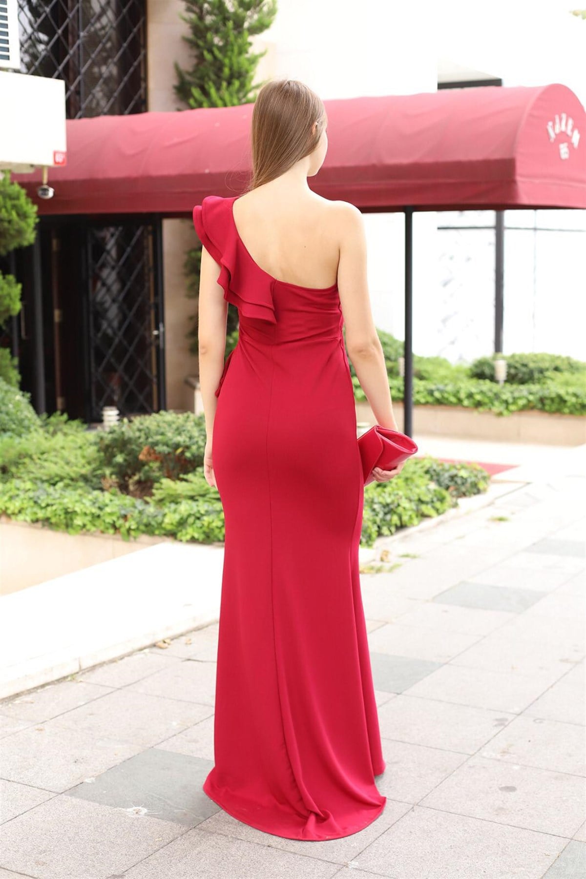 GÖĞÜS DEKOLTELİ YIRTMAÇ DETAYLI TEK OMUZ BORDO UZUN ABİYE ELBİSE YIRTMAÇLI BORDO UZUN ELBİSE RED PROM DRESS RED EVENING DRESS EMR-024-BORDO