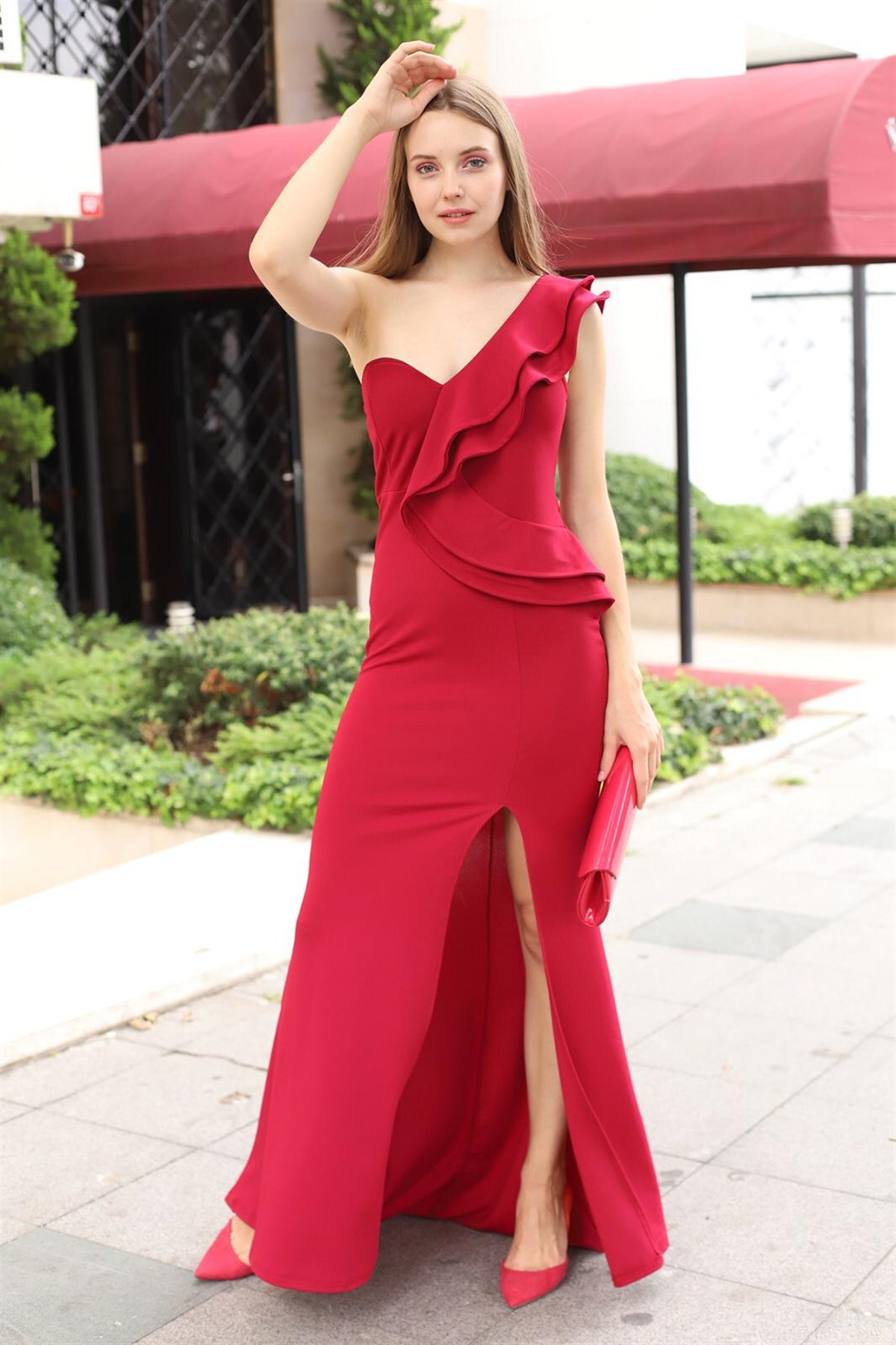 GÖĞÜS DEKOLTELİ YIRTMAÇ DETAYLI TEK OMUZ BORDO UZUN ABİYE ELBİSE YIRTMAÇLI BORDO UZUN ELBİSE RED PROM DRESS RED EVENING DRESS EMR-024-BORDO