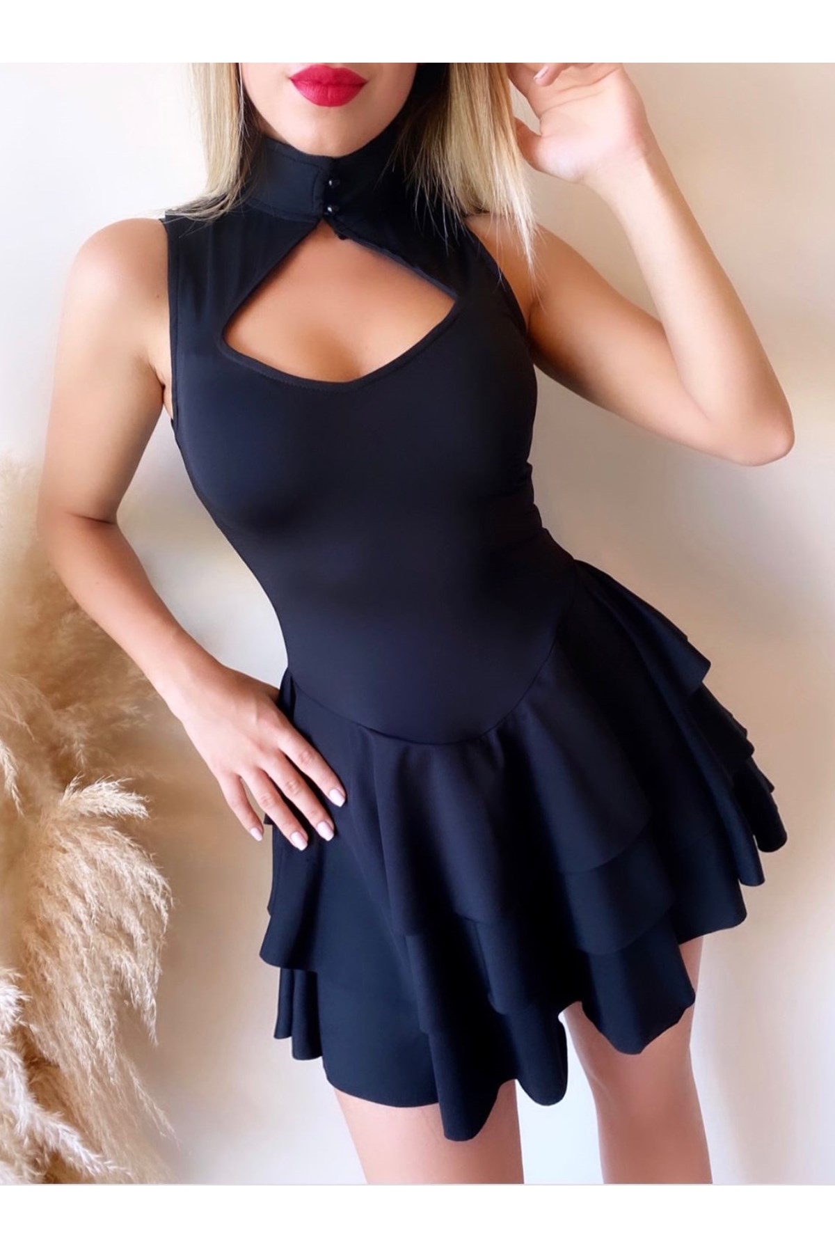 GÖĞÜS GÖĞÜS DEKOLTELİ ESNEK  KUMAŞ PUANTİYE DESENLİ SİYAH MİNİ ELBİSE SİYAH GECE ELBİSESİ BLACK POLKA MINI DRESS GD-022-SİYAH