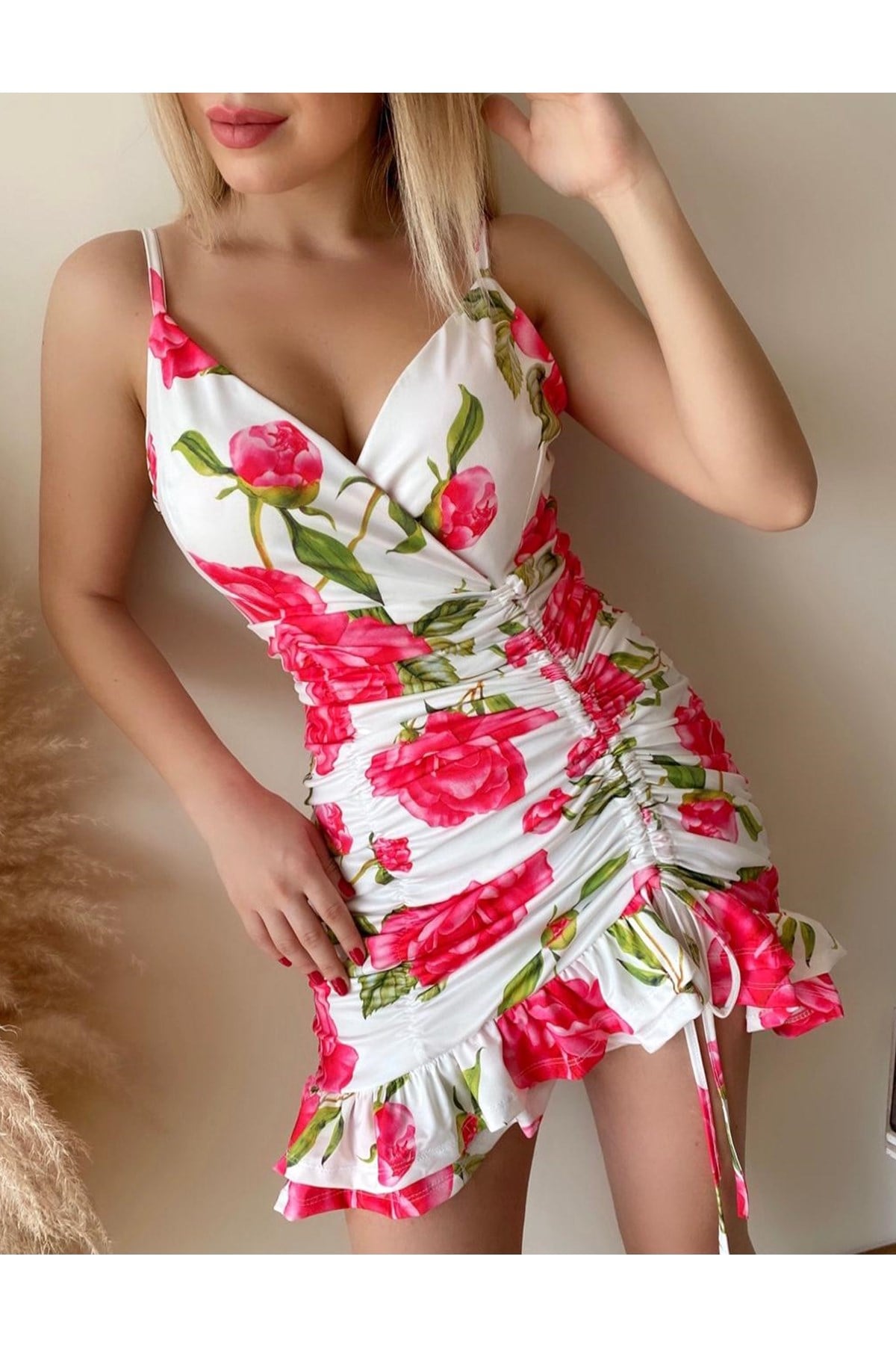 GÖĞÜS GÖĞÜS DEKOLTELİ KRUVAZE YAKA BÜZGÜ DETAYLI ÇİÇEK DESENLİ ESNEK KUMAŞ MİNİ ELBİSE FLOWER PRINT MINI DRESS GD-018