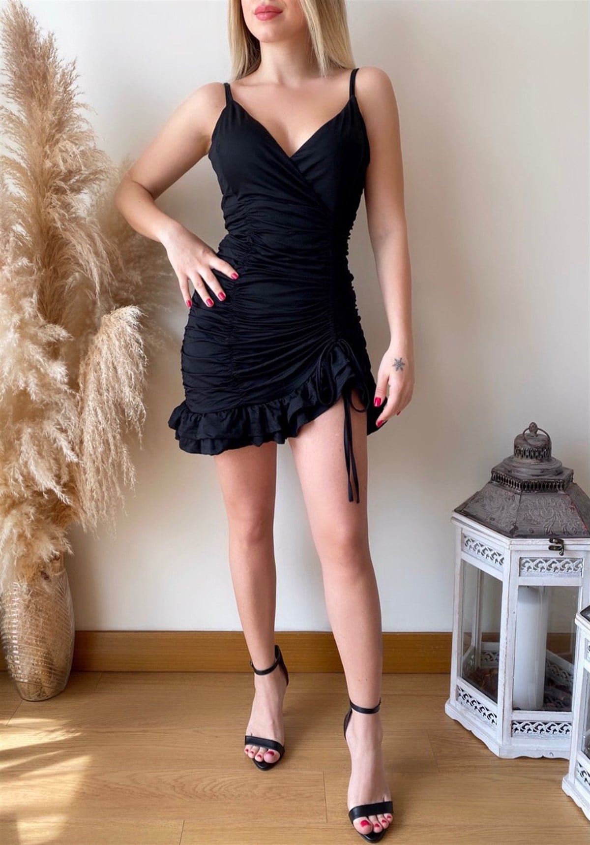 GÖĞÜS GÖĞÜS DEKOLTELİ KRUVAZE YAKA BÜZGÜ DETAYLI ESNEK KUMAŞ SİYAH MİNİ ELBİSE BLACK MINI DRESS GD-018-SİYAH