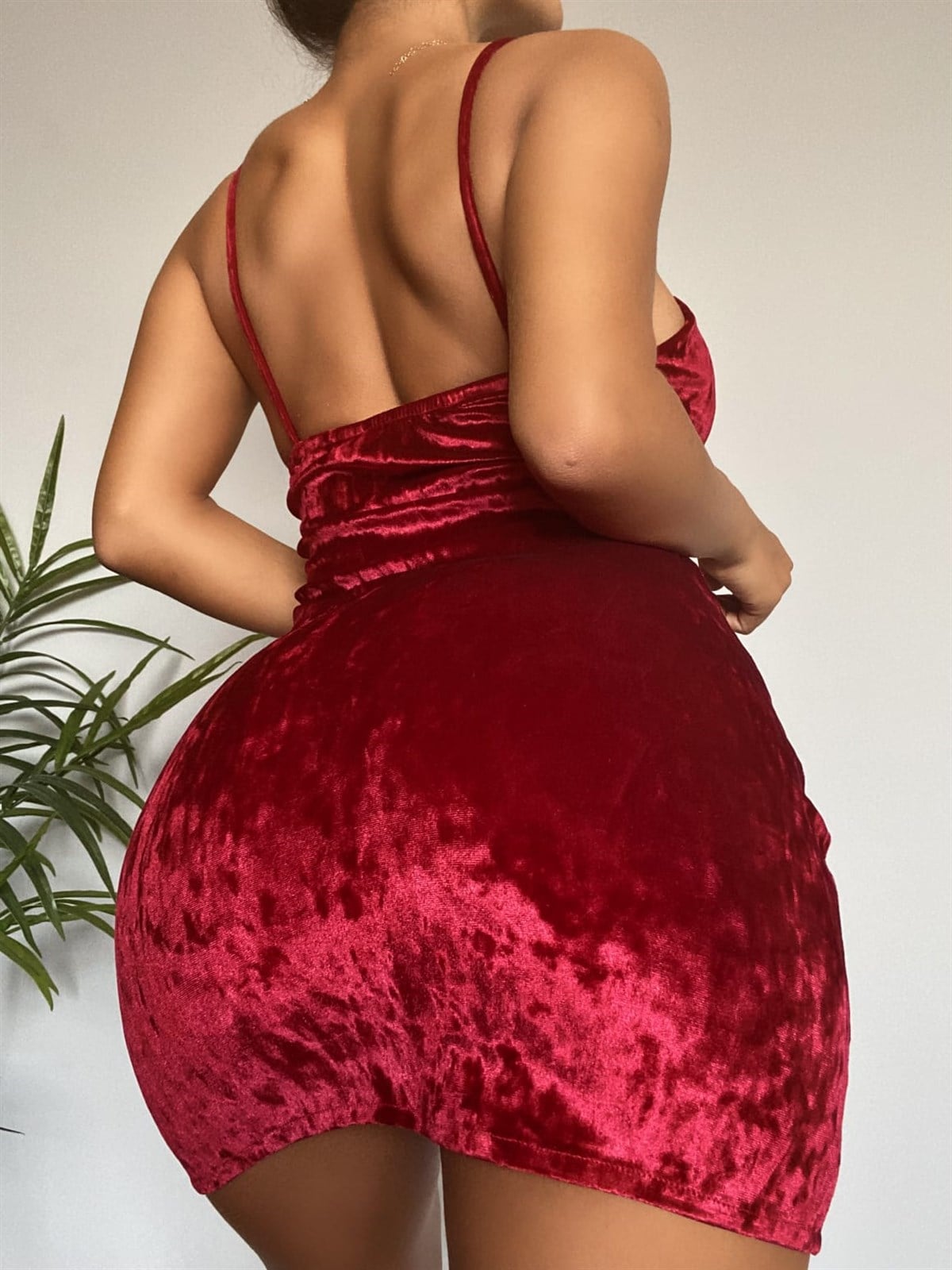 İNCE ASKILI V YAKA ESNEK KADİFE KIRMIZI MİNİ ELBİSE RED VELVET MINI DRESS ENG-020-KIRMIZI