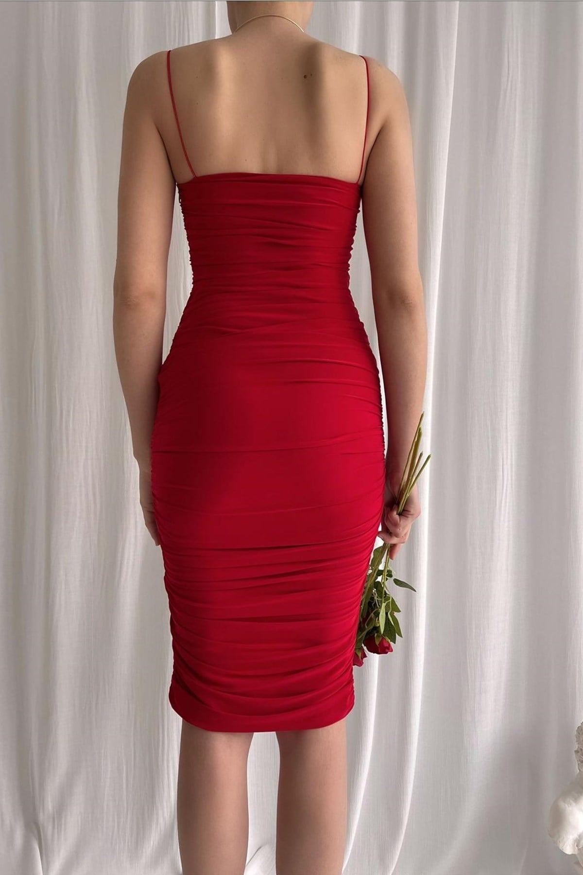İNCE ASKILI YANDAN BÜZGÜ DETAYLI ESNEK SANDY KUMAŞ KIRMIZI MİDİ BOY ELBİSE RED MIDI DRESSS MSCX-127-KIRMIZI