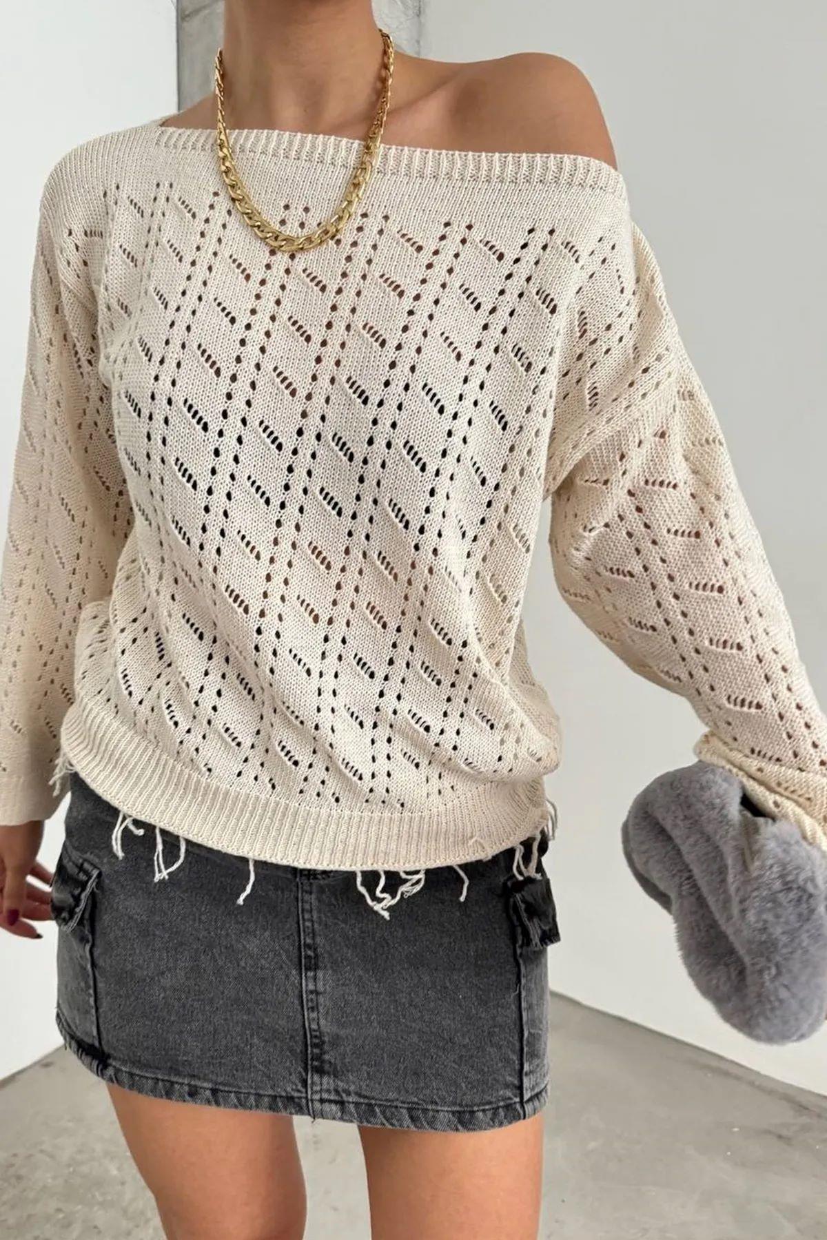Kadın Triko Kumaş Madonna Yaka Saçak Detaylı Oversize Bej Triko Bluz 12312