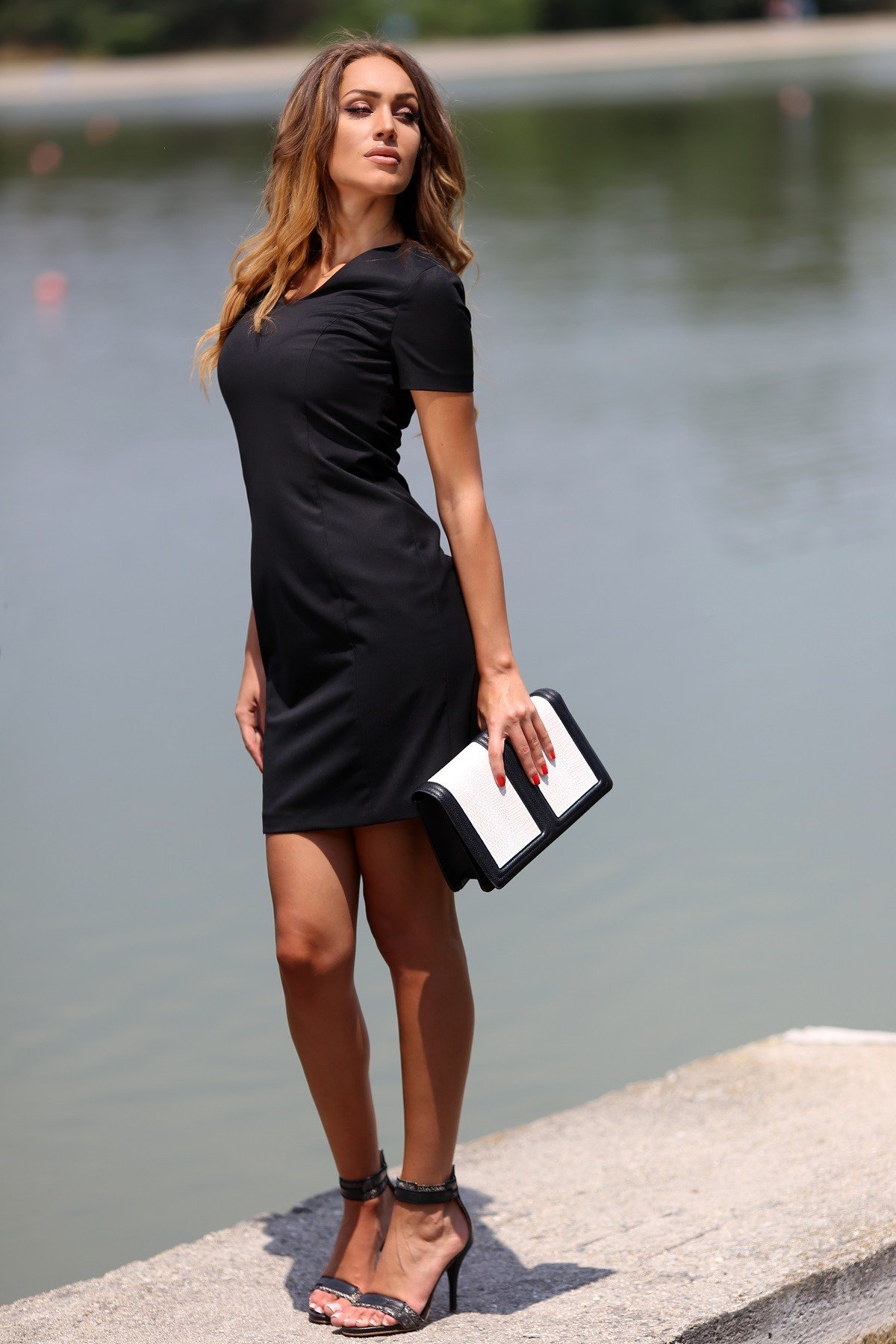 KISA KOLLU V YAKA ESNEK DALGIÇ KUMAŞ SİYAH ELBİSE DNM-404