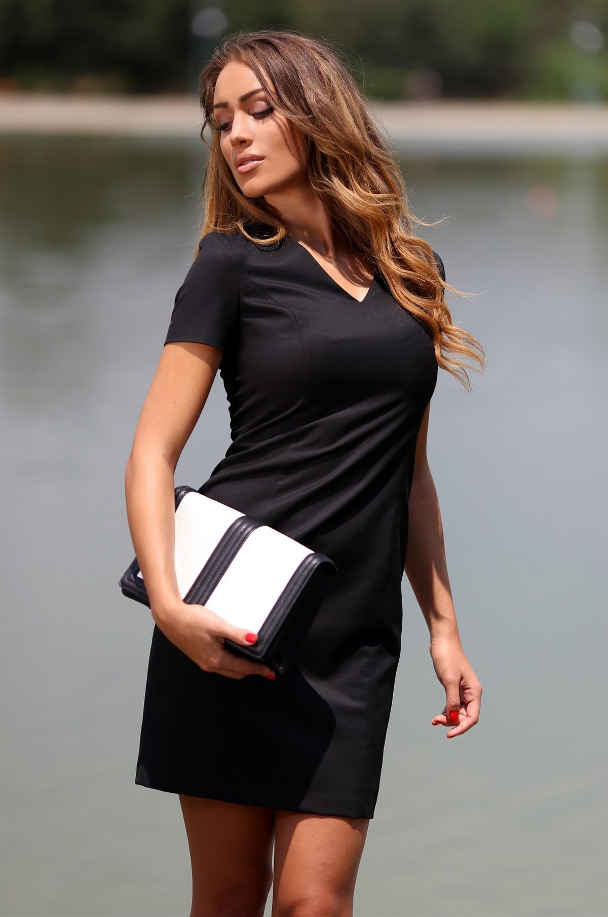 KISA KOLLU V YAKA ESNEK DALGIÇ KUMAŞ SİYAH ELBİSE DNM-404