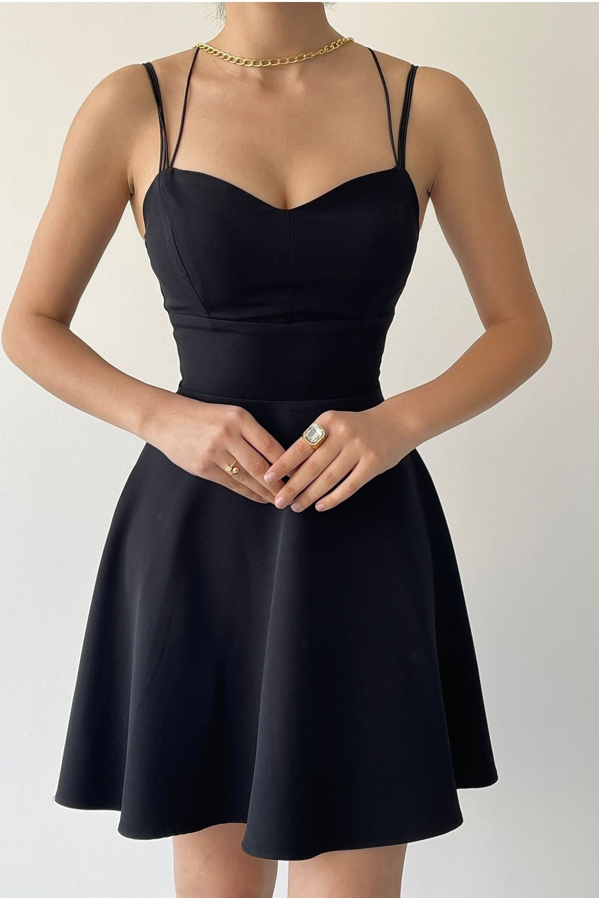 KREP KUMAŞ İNCE ASKILI VE YAKA KLOŞ KESİM SİYAH MİNİ ELBİSE BLACK MINI DRESS ETC-114-SİYAH