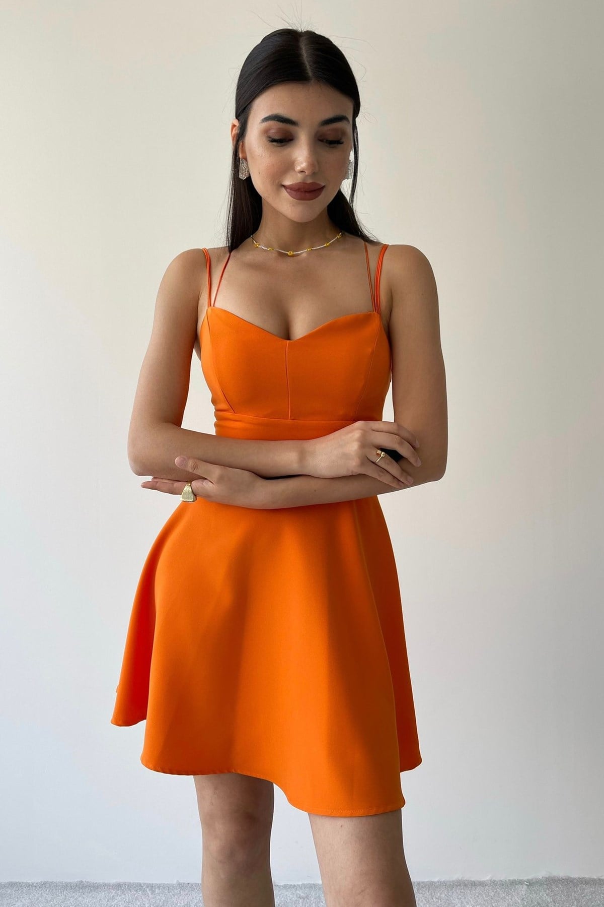 KREP KUMAŞ İNCE ASKILI VE YAKA KLOŞ KESİM TURUNCU MİNİ ELBİSE ORANGE MINI DRESS ETC-114-TURUNCU