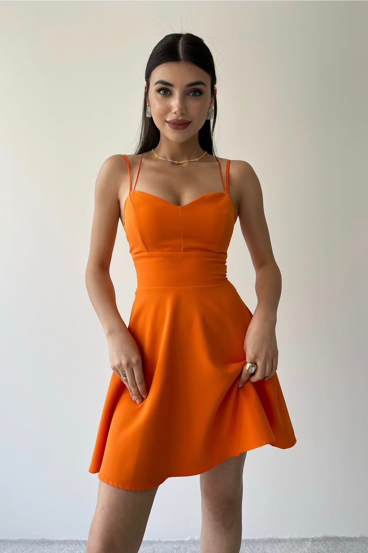 KREP KUMAŞ İNCE ASKILI VE YAKA KLOŞ KESİM TURUNCU MİNİ ELBİSE ORANGE MINI DRESS ETC-114-TURUNCU