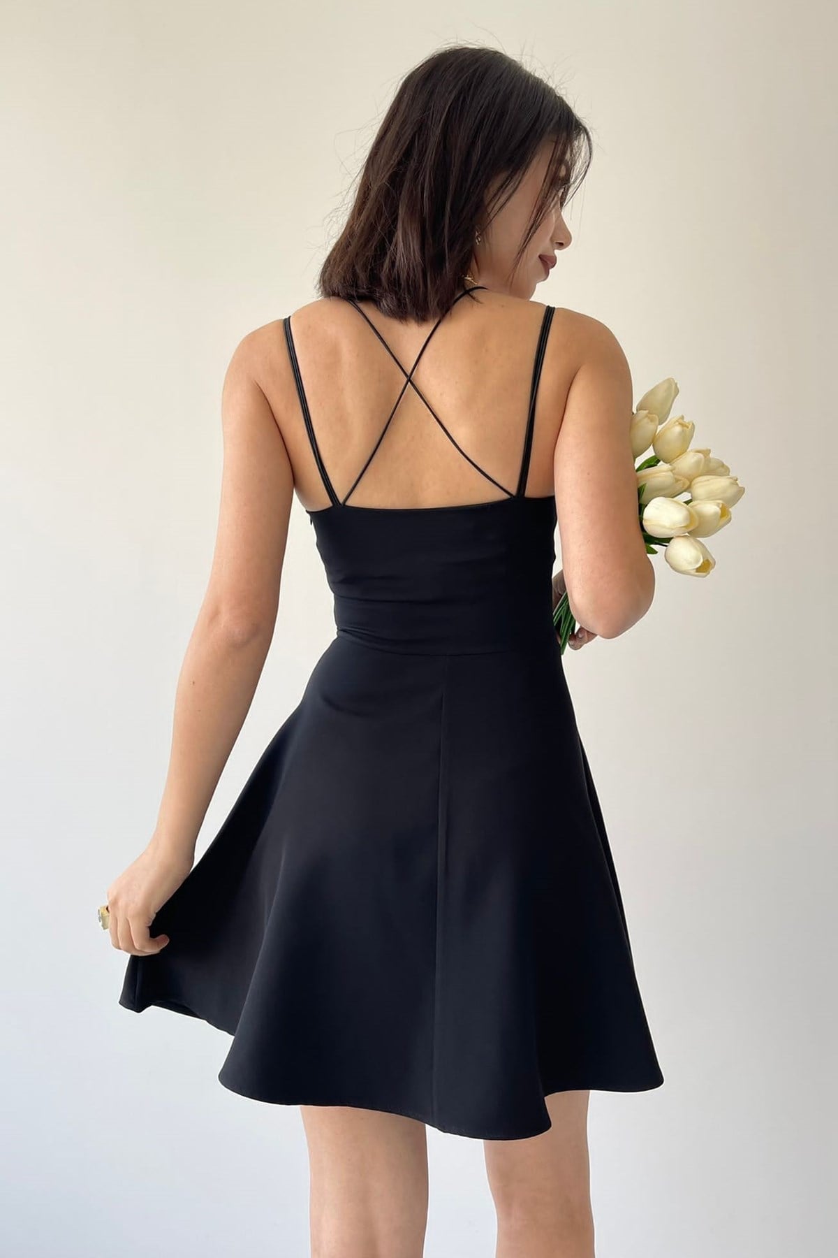 KREP KUMAŞ İNCE ASKILI VE YAKA KLOŞ KESİM SİYAH MİNİ ELBİSE BLACK MINI DRESS ETC-114-SİYAH