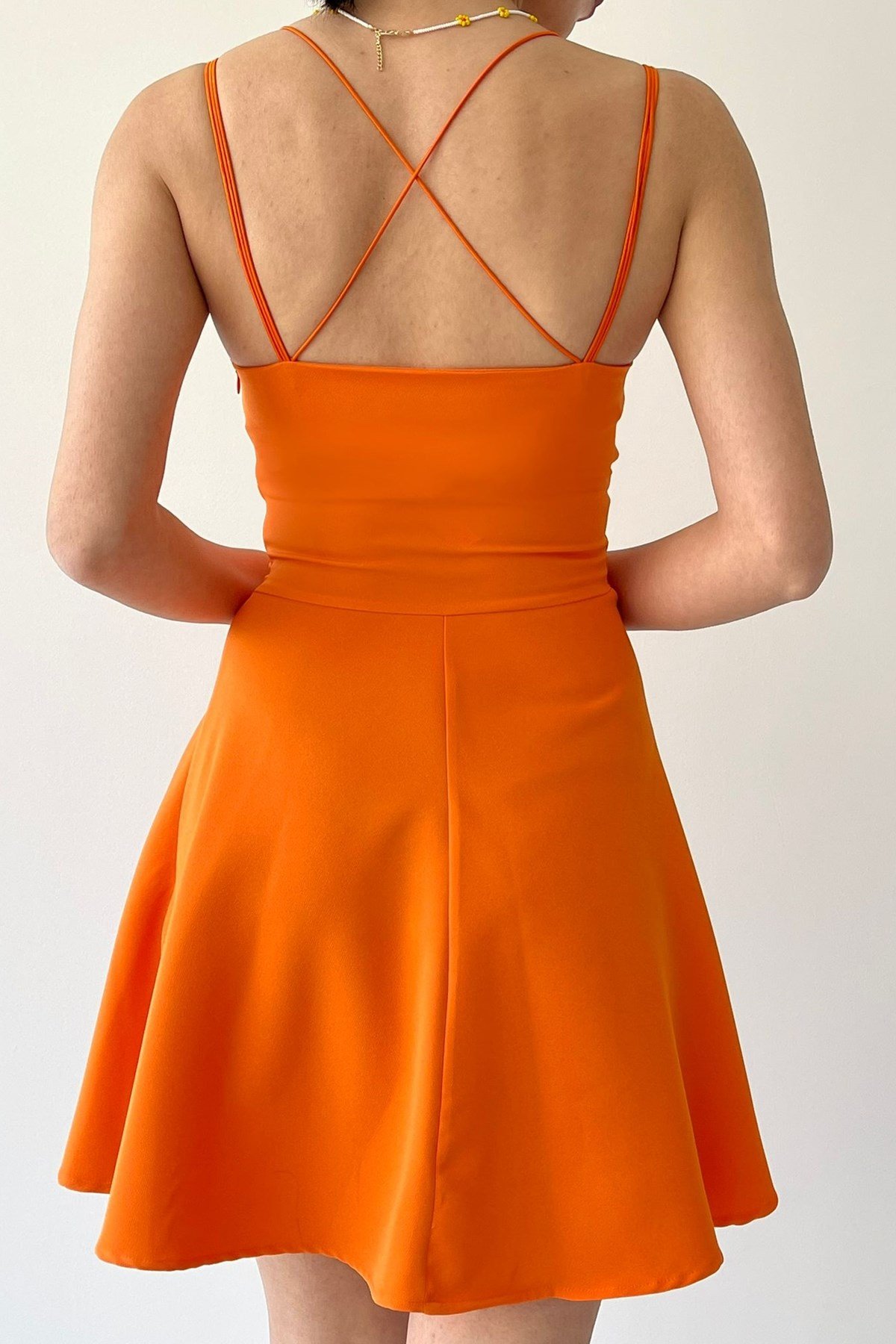 KREP KUMAŞ İNCE ASKILI VE YAKA KLOŞ KESİM TURUNCU MİNİ ELBİSE ORANGE MINI DRESS ETC-114-TURUNCU
