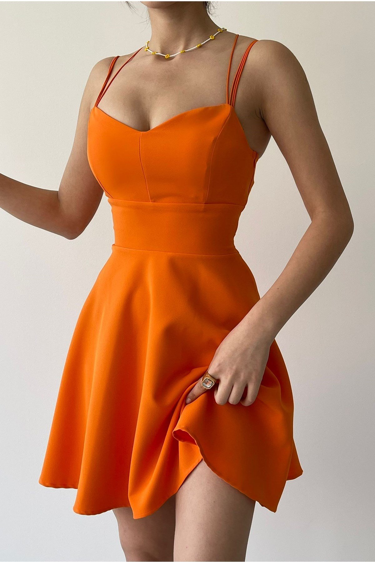 KREP KUMAŞ İNCE ASKILI VE YAKA KLOŞ KESİM TURUNCU MİNİ ELBİSE ORANGE MINI DRESS ETC-114-TURUNCU