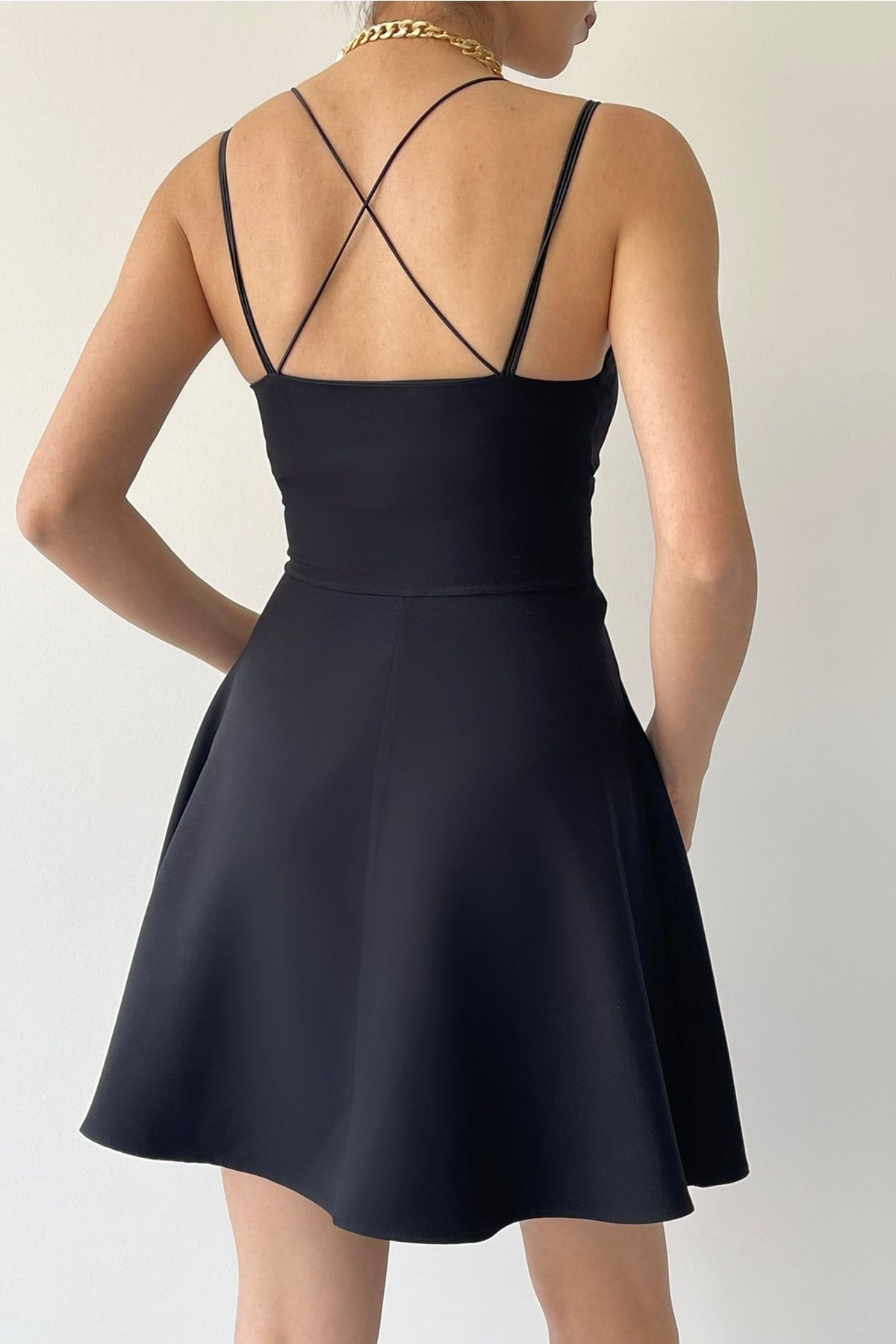 KREP KUMAŞ İNCE ASKILI VE YAKA KLOŞ KESİM SİYAH MİNİ ELBİSE BLACK MINI DRESS ETC-114-SİYAH