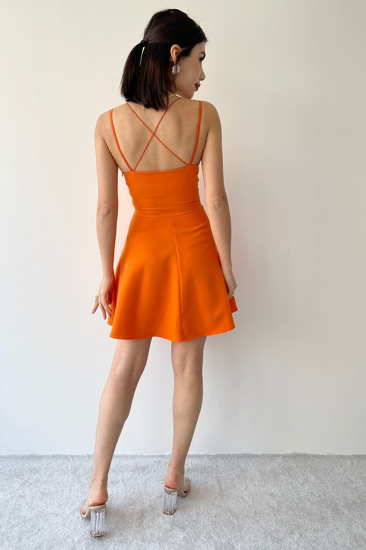 KREP KUMAŞ İNCE ASKILI VE YAKA KLOŞ KESİM TURUNCU MİNİ ELBİSE ORANGE MINI DRESS ETC-114-TURUNCU