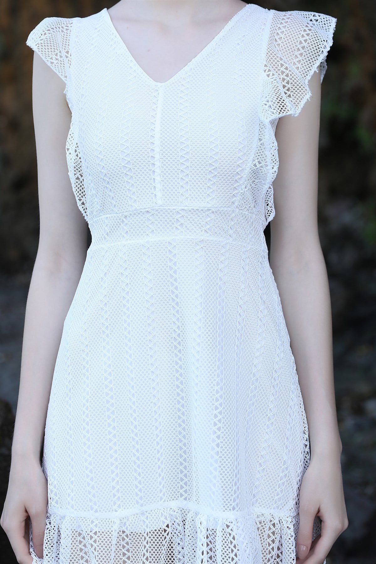 ÖRGÜ TÜL KUMAŞ DETAYLI YAZLIK BEYAZ ELBİSE KOLLARI FIRFIRLI BEYAZ GÜNLÜK MİNİ ELBİSE BEYAZ KOLSUZ YAZLIK ELBİSE WHITE MINI DRESS BLACK DAYDRESS 1004644-TZ