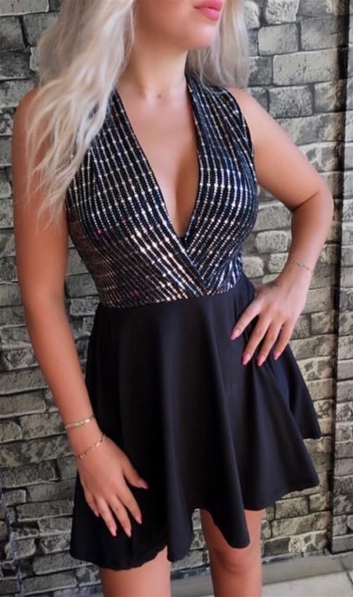 PARLAK DETAY DERİN GÖĞÜS DEKOLTELİ SİYAH MİNİ ELBİSE SİYAH V YAKA MİNİ ELBİSE SİYAH GECE ELBİSESİ BLACK WOMAN DRESS GD-010