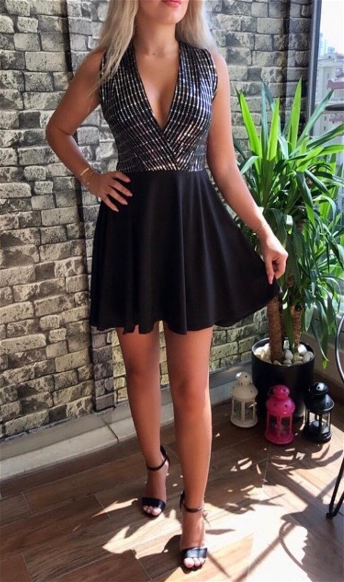 PARLAK DETAY DERİN GÖĞÜS DEKOLTELİ SİYAH MİNİ ELBİSE SİYAH V YAKA MİNİ ELBİSE SİYAH GECE ELBİSESİ BLACK WOMAN DRESS GD-010