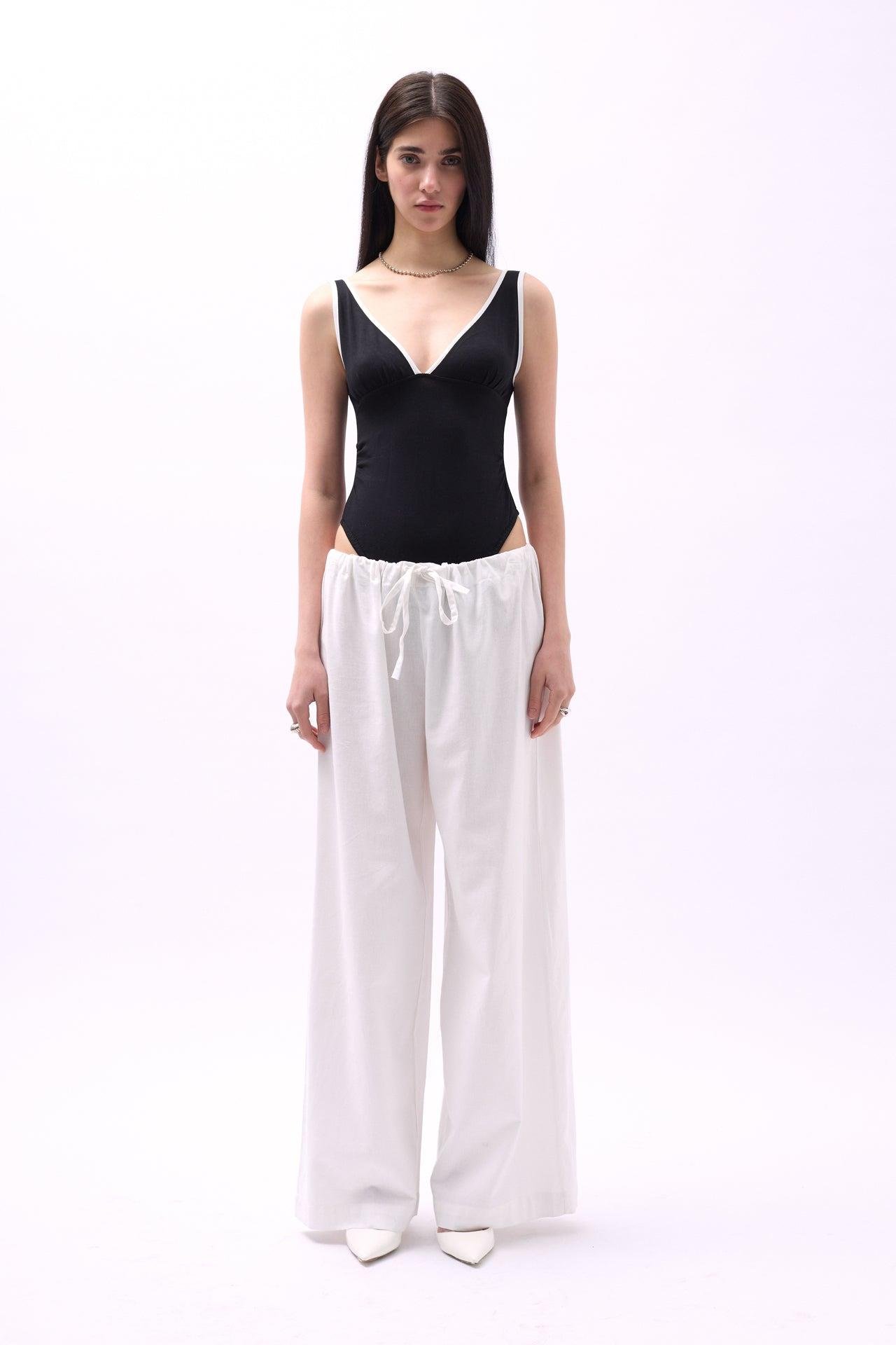 V Yaka Şerit Detay Siyah Bodysuit