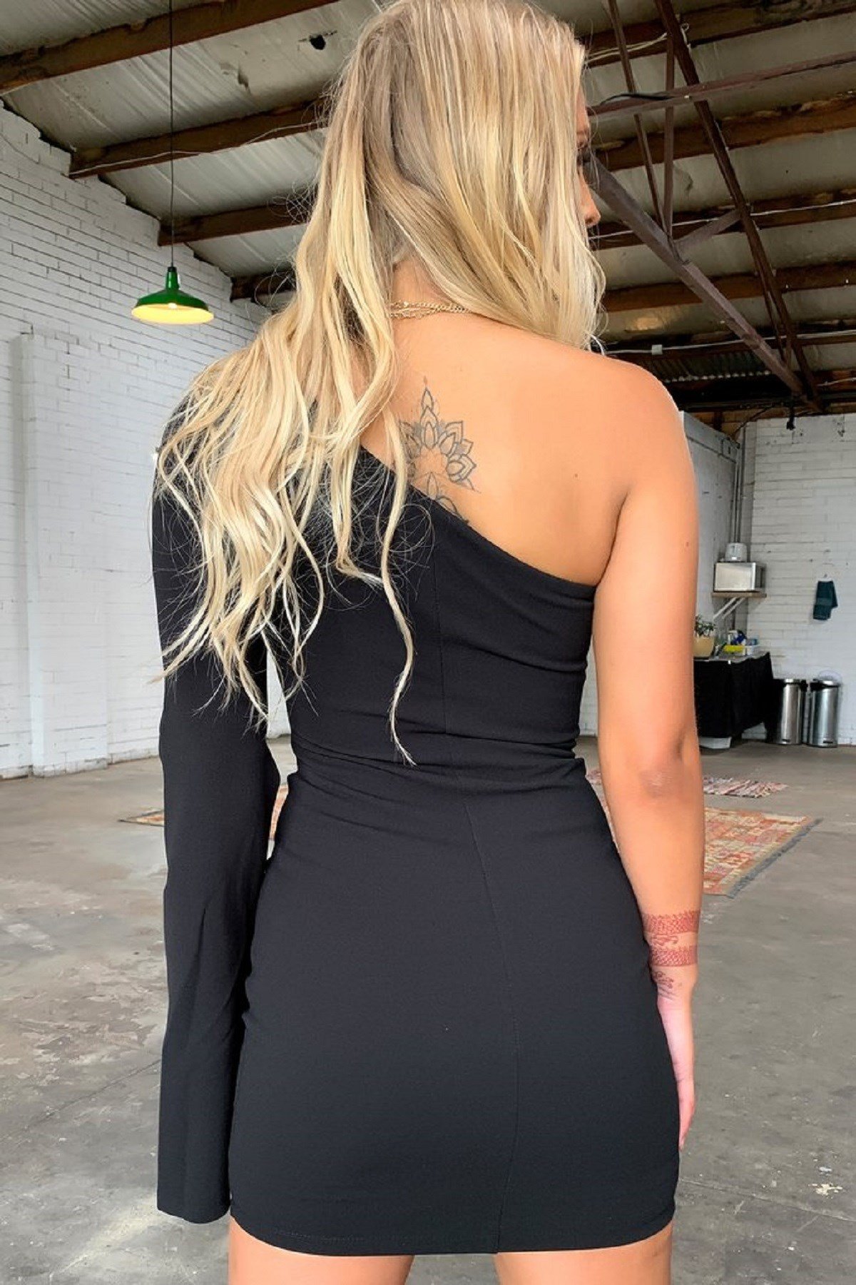 YIRTMAÇLI İSPANYOL KOL DETAYLI TEK KOL SİYAH MİNİ ELBİSE BLACK MINI DRESS ENG-021-SİYAH