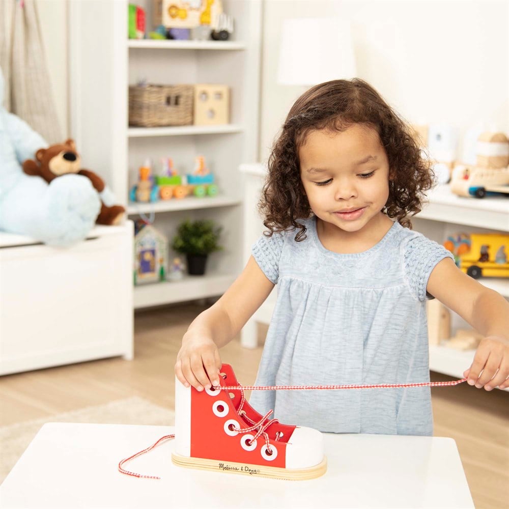 Melissa and Doug AHŞAP AYAKKABI BAĞLAMA