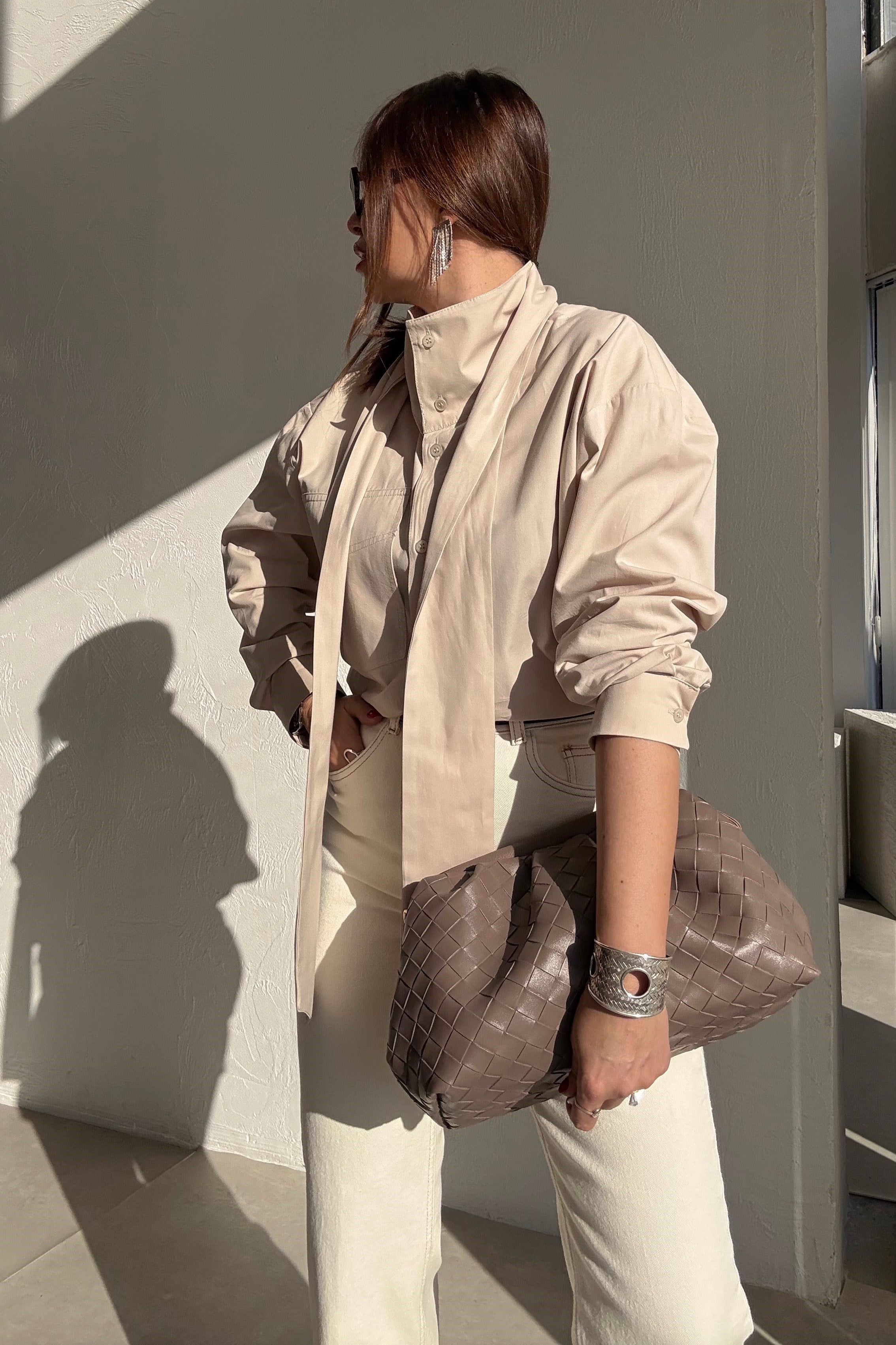 Bej Dik Yaka Fularlı Gömlek 