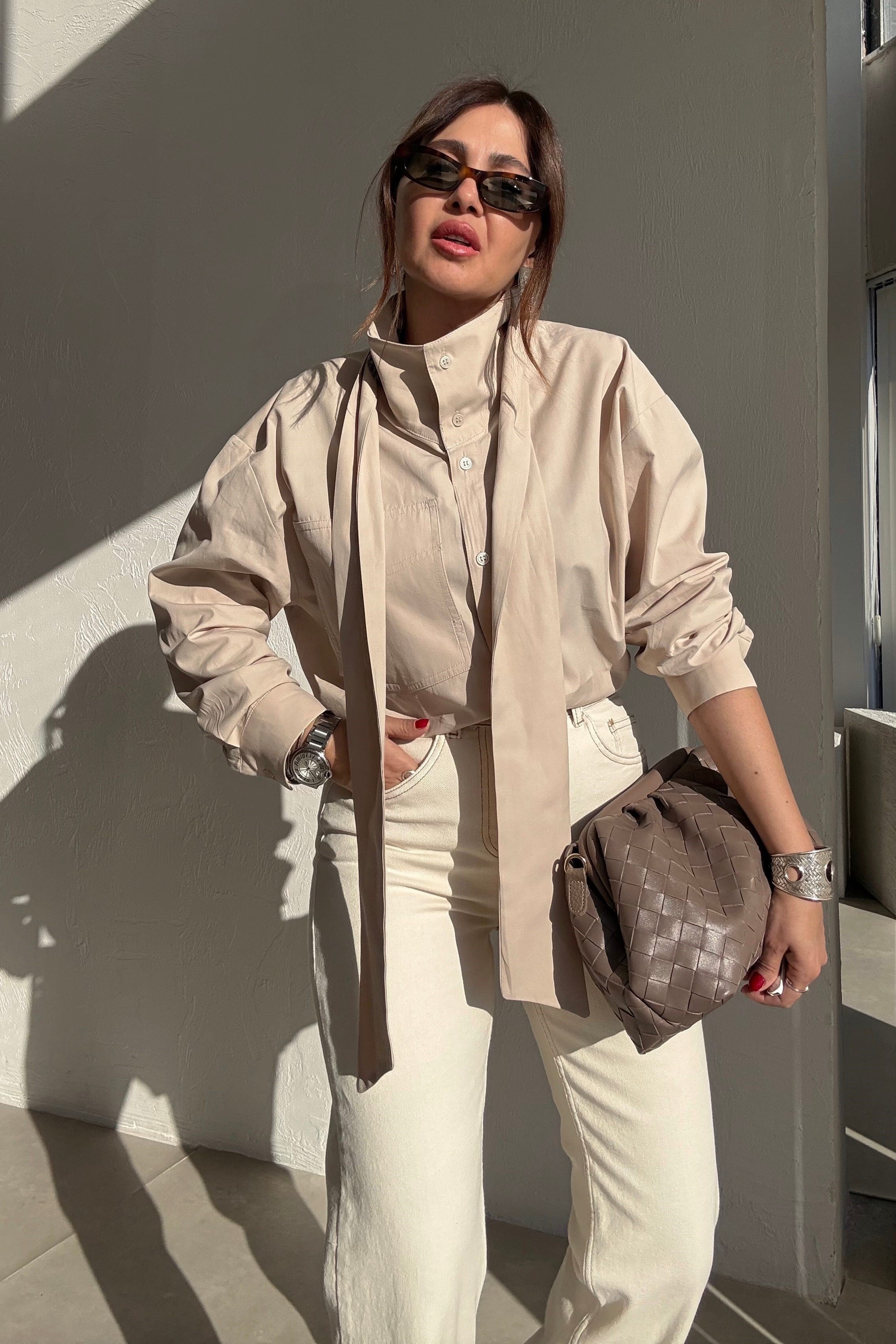 Bej Dik Yaka Fularlı Gömlek 