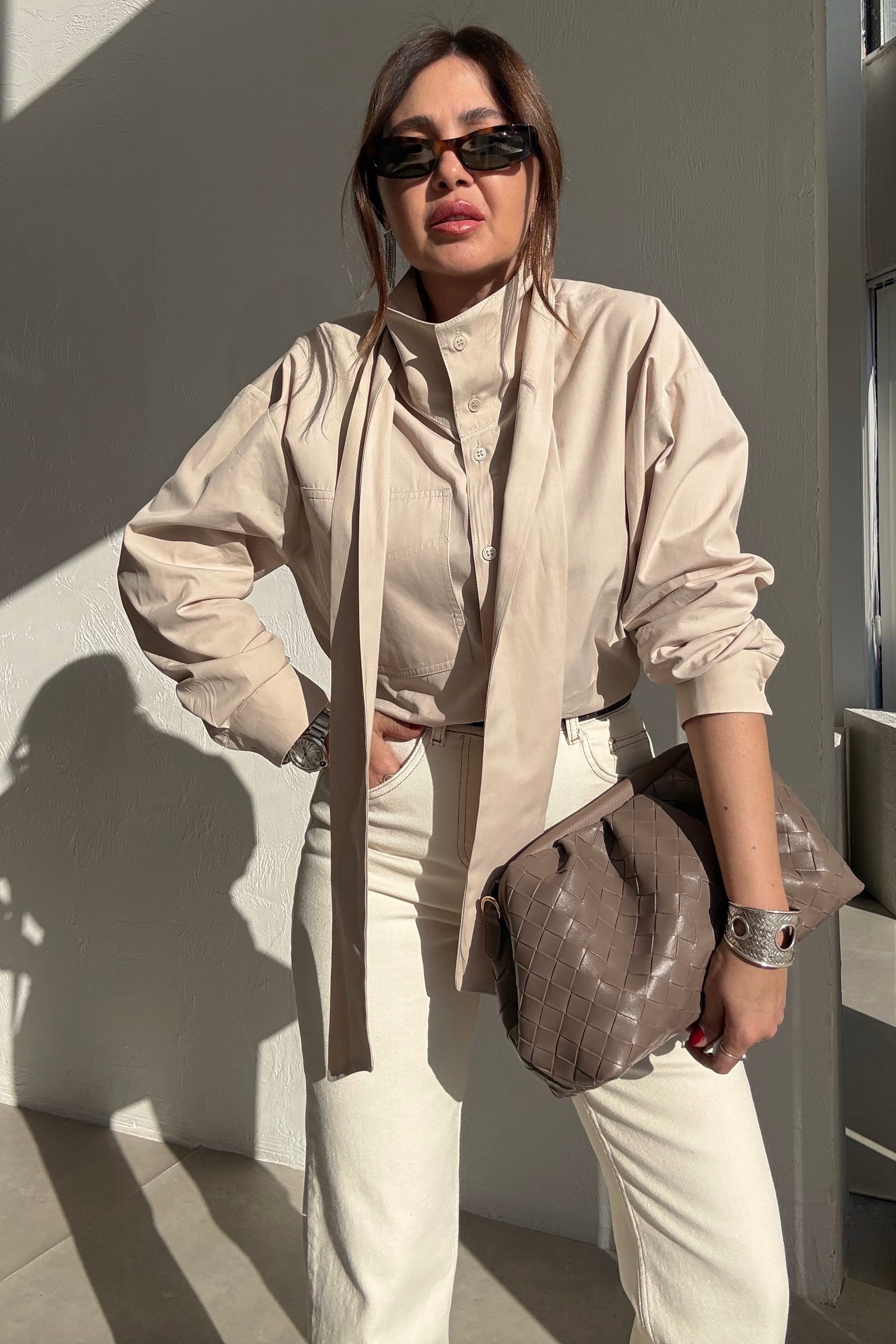 Bej Dik Yaka Fularlı Gömlek 