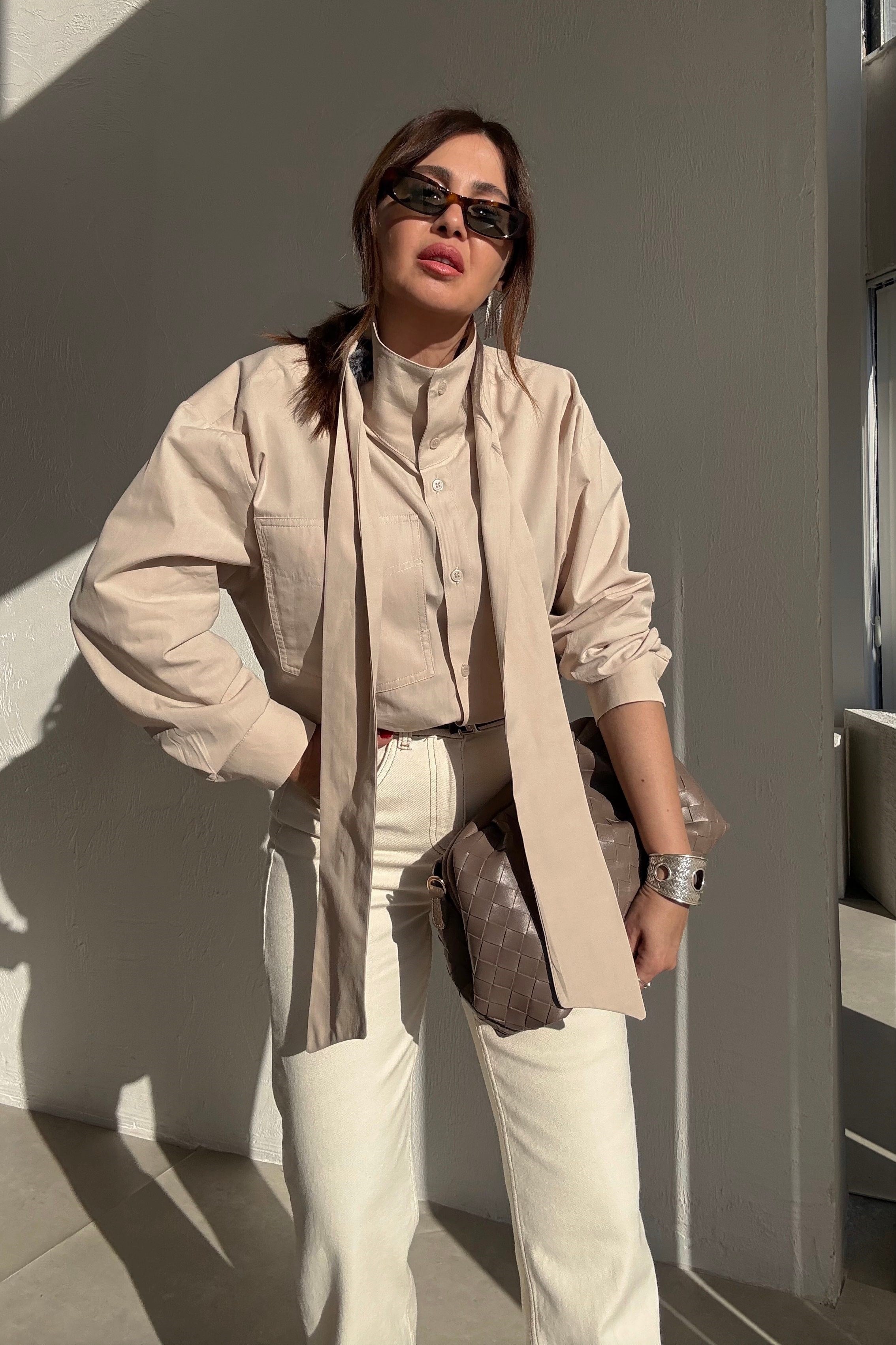 Bej Dik Yaka Fularlı Gömlek 