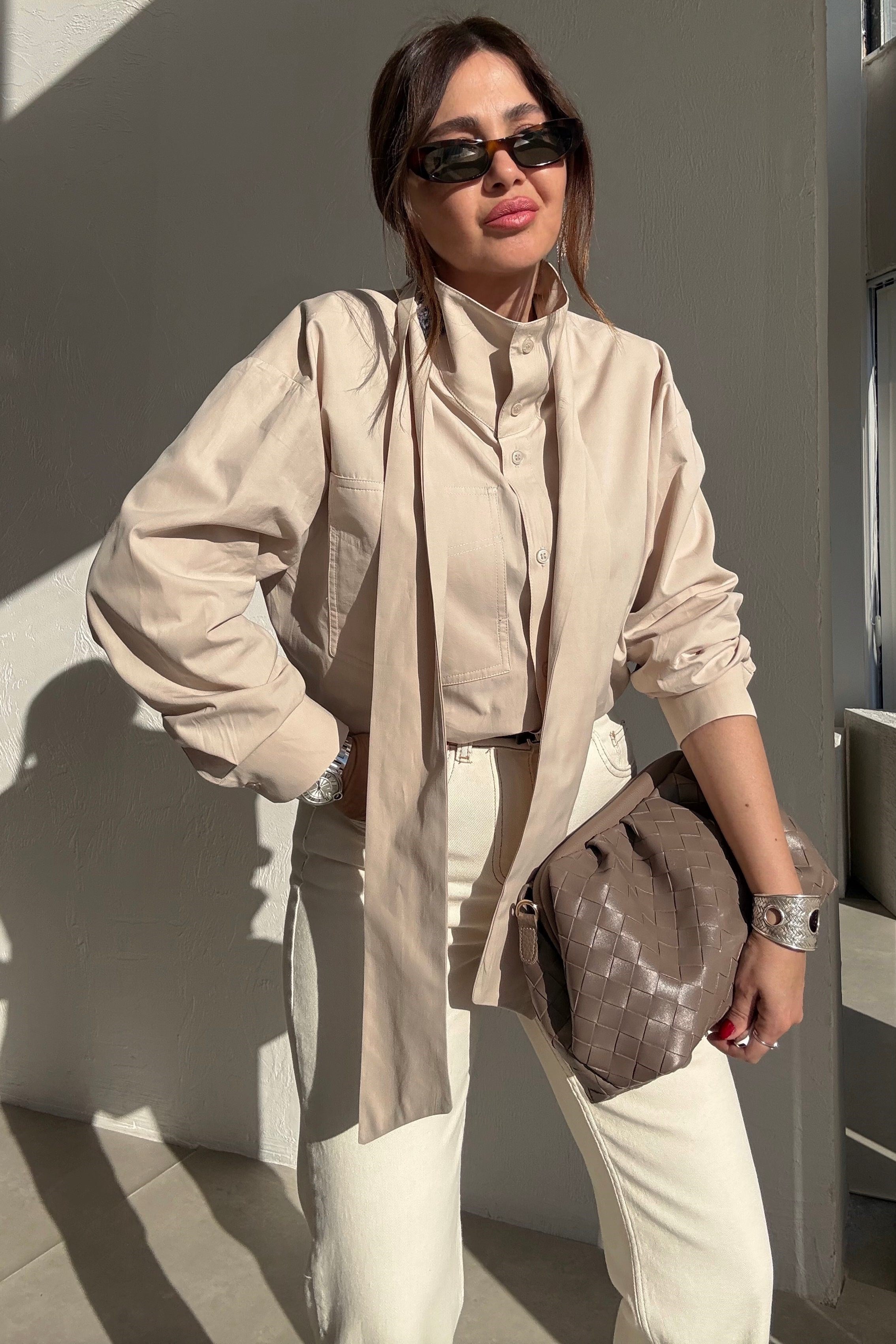 Bej Dik Yaka Fularlı Gömlek 