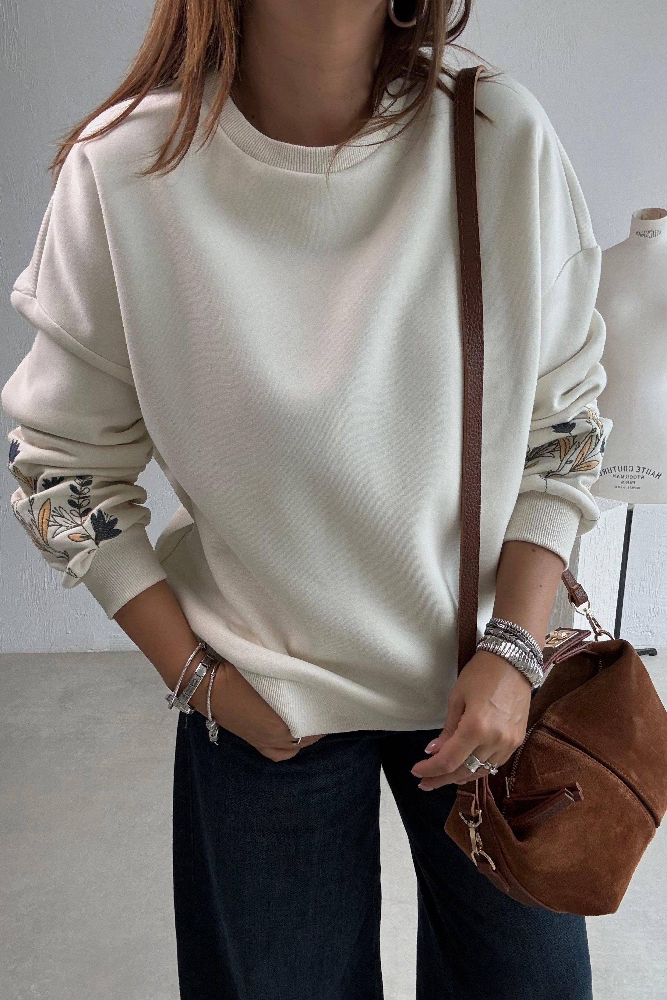 Bej Kolları Nakışlı Sweatshirt 
