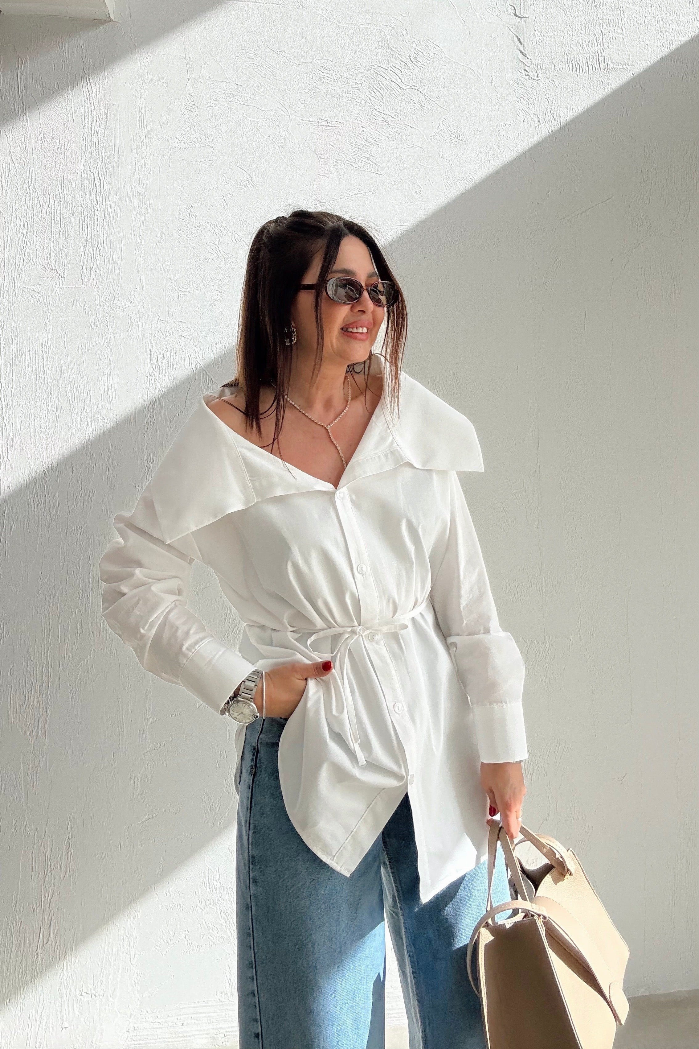 Beyaz Mendil Yaka Gömlek 